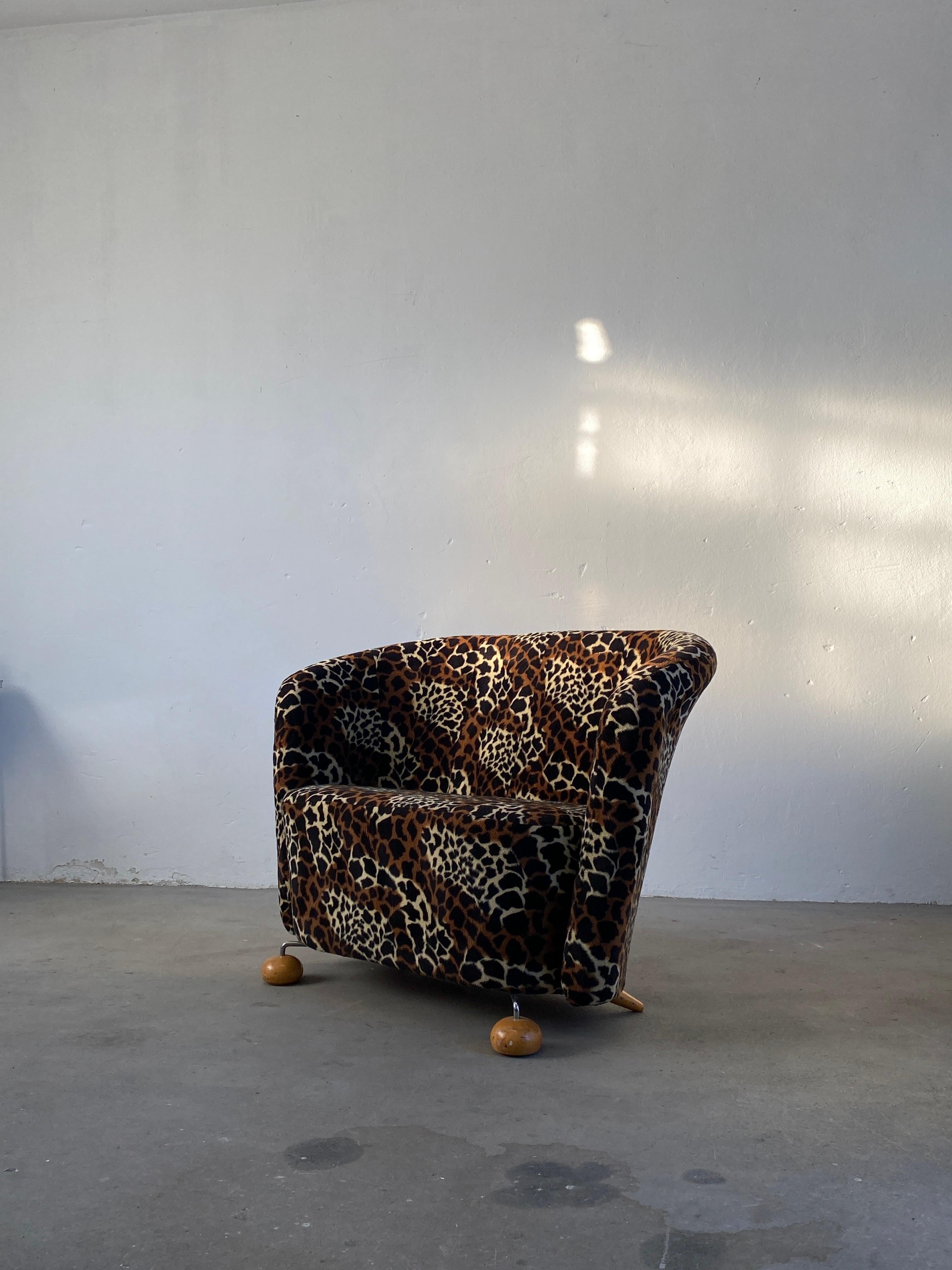 A unique, vintage produced postmodernist loveseat upholstered in leopard pattern fabric.
Produced during the 1980s/1990s.

In very good vintage condition, with some expected signs of age. Structurally excellent. No tears or holes on the