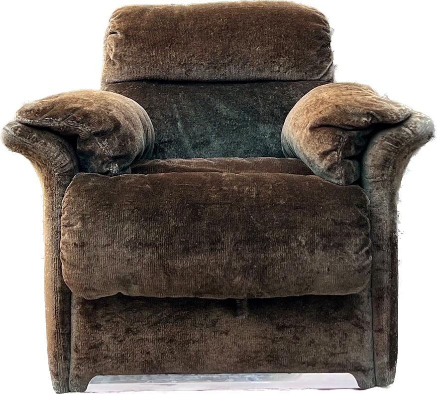 Fantastique chaise longue Saporiti originale des années 1970, recouverte d'un textile en velours vert foncé / marron.

Une forme sculpturale étonnante et un design très tendance.

Marqué Saporiti sur le fond de la base iconique garnie de