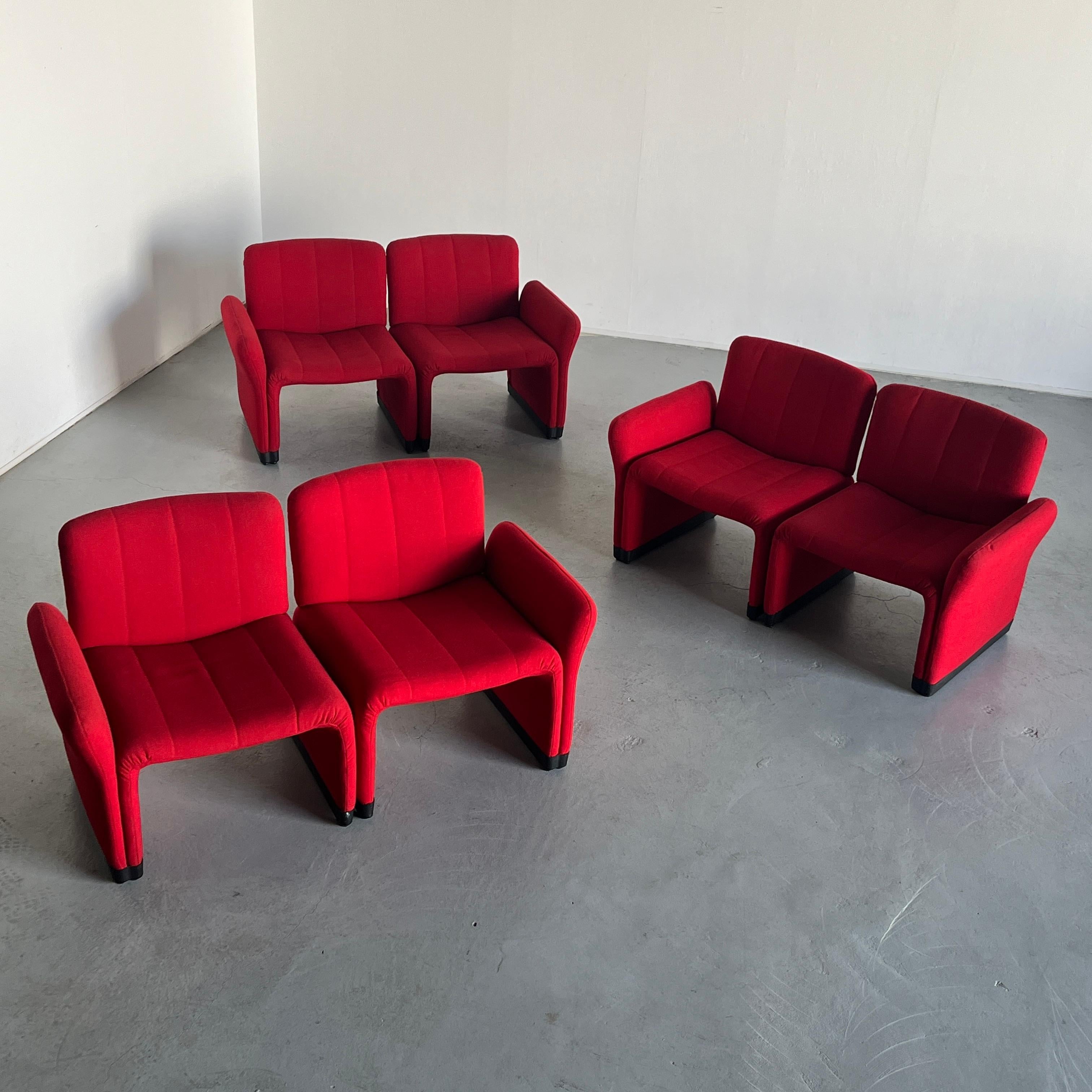 Des causeuses italiennes vintage des années 1970 qui attirent l'attention. Dans le style de GIancarlo Piretti pour Castelli.
Constitué de deux fauteuils individuels, non reliés entre eux, un avec un accoudoir de chaque côté.

Vendu par causeuse