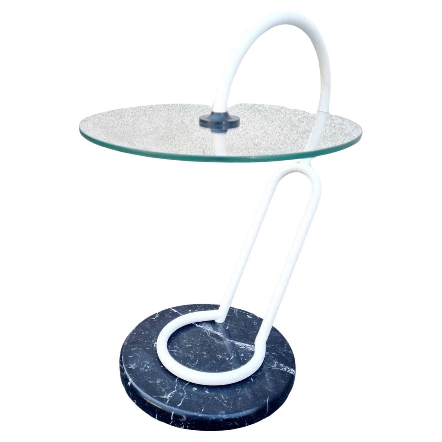 Table d'appoint en marbre, verre et acier
Cette table d'appoint a été produite par Cattelan Italia dans les années 80.

