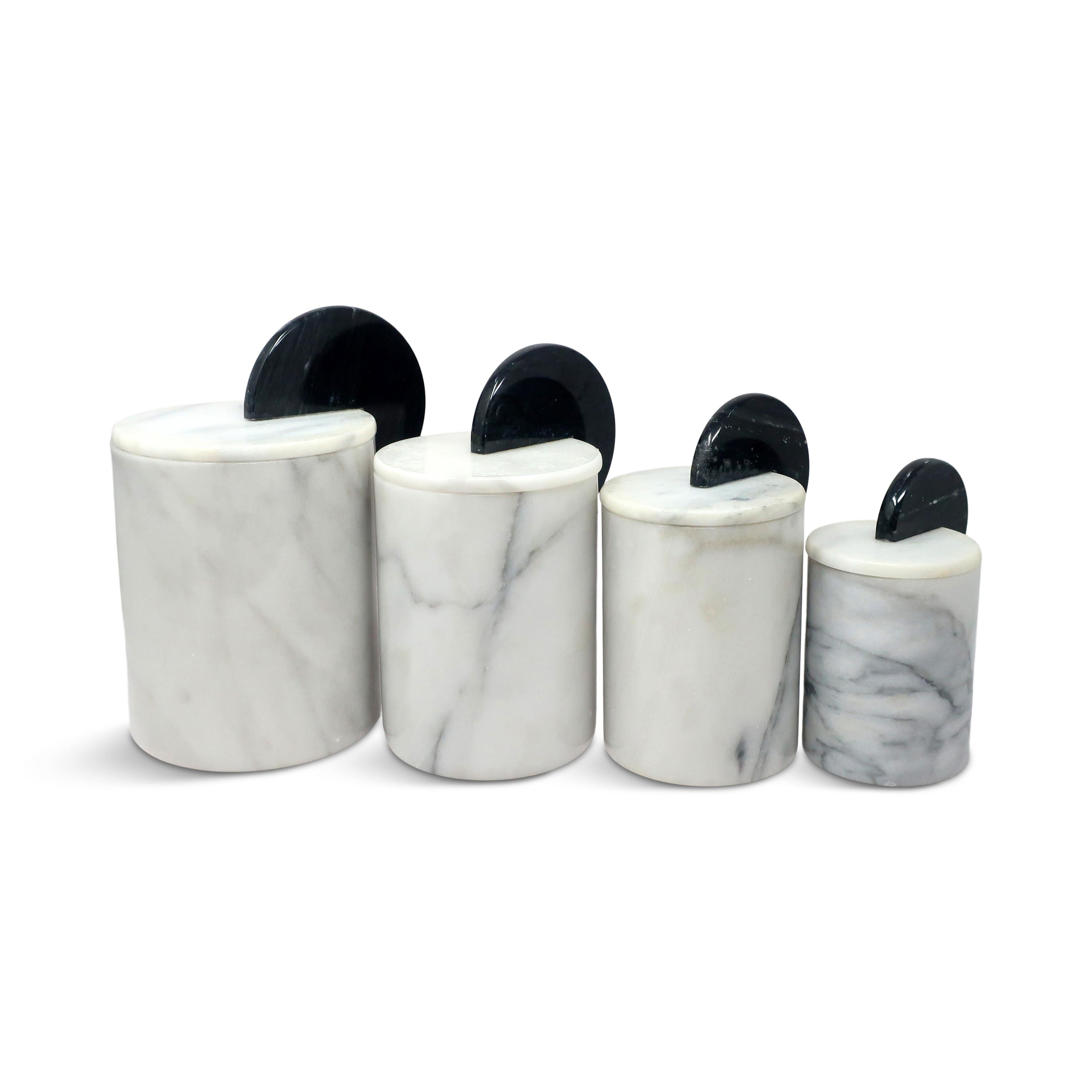 Questo set di quattro barattoli con coperchio incarna il movimento di design italiano Memphis Milano. Realizzati in marmo di alta qualità, questi pezzi presentano le caratteristiche forme geometriche dell'epoca, materiali di lusso e uno stile