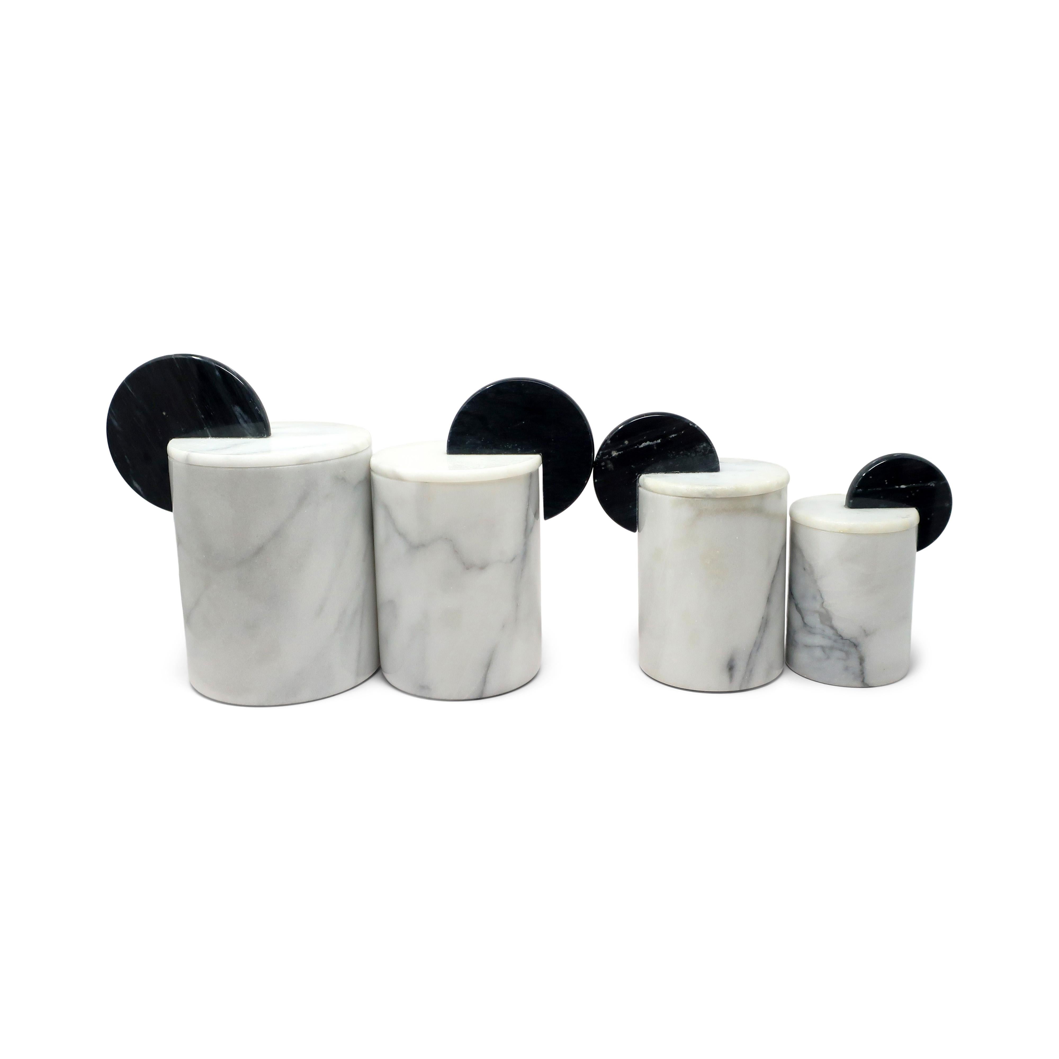 Marmo Barattoli con coperchio in marmo postmoderno italiano - Set di quattro in vendita