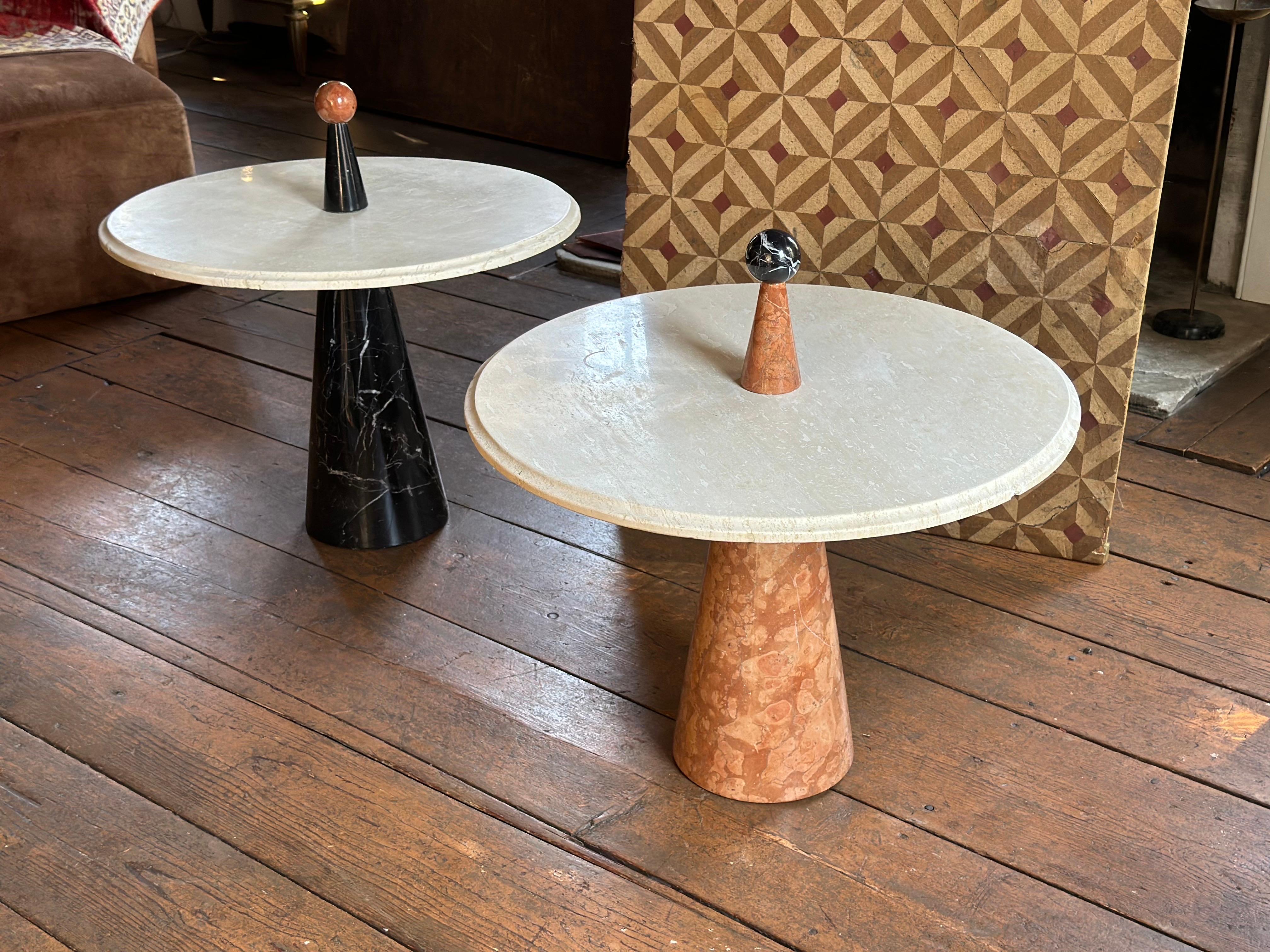 Italienische postmoderne Beistelltische aus Marmor
H25” D24”
Erstaunliches Design und Stil. Sehr skulptural. Tolle Farben. Der Kreis um Ettore Sottsass
Ich kann Versand für Sie unterzubringen, so dass bei Interesse bitte erreichen.