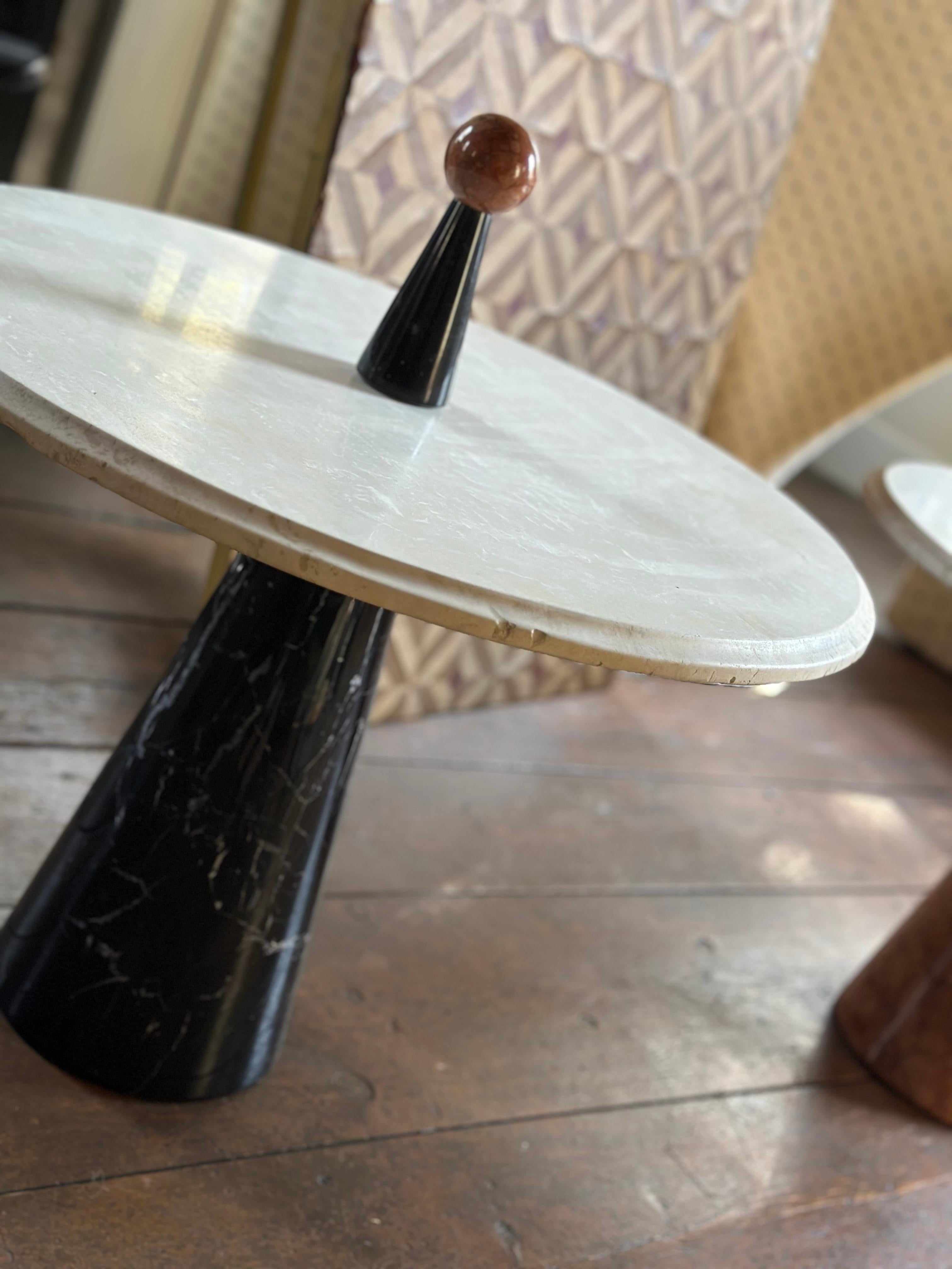 Italienische postmoderne Beistelltische aus Marmor im Angebot 1