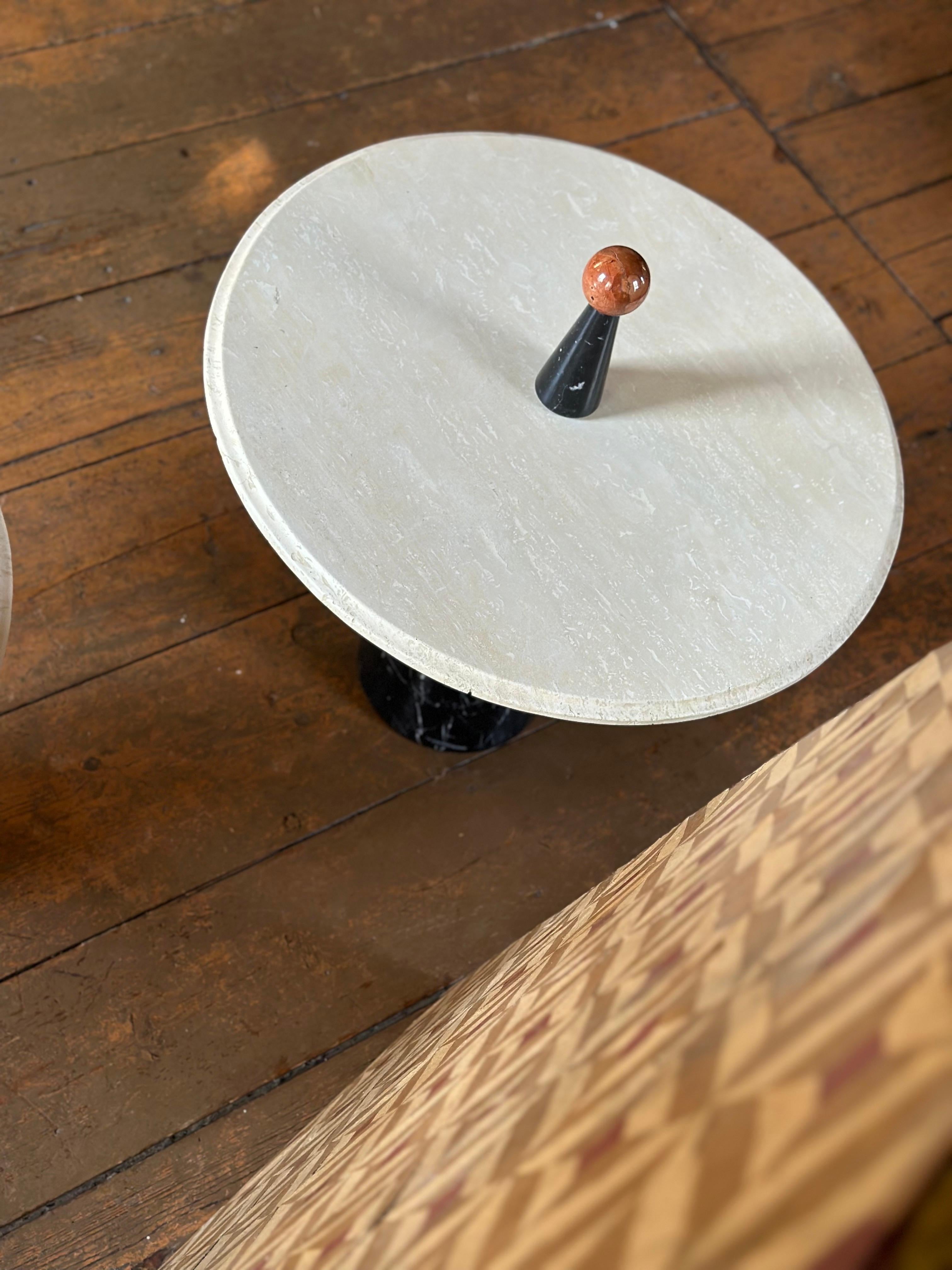 Italienische postmoderne Beistelltische aus Marmor im Angebot 3