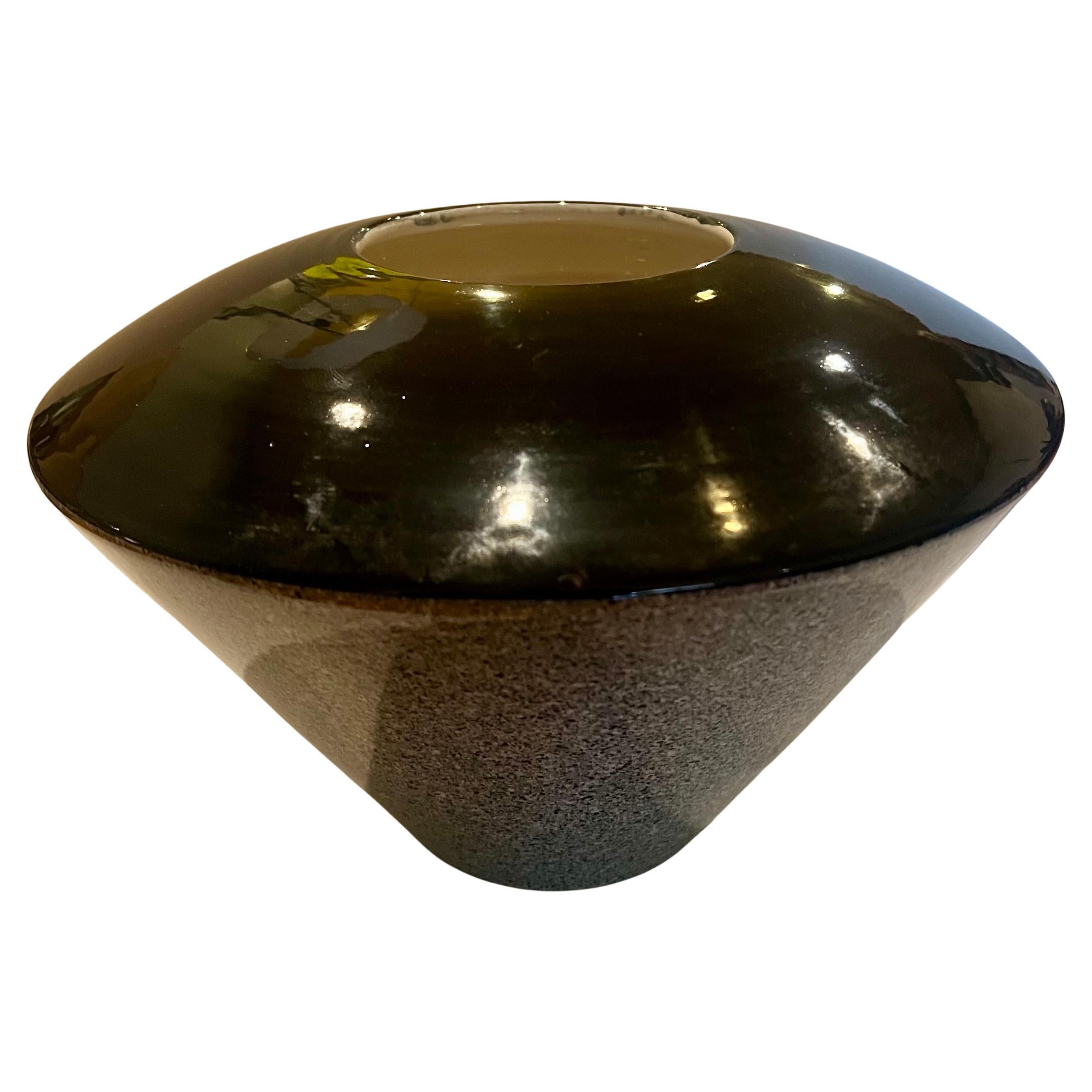 Italiano Vaso da centrotavola in ceramica italiano postmoderno dell'epoca di Memphis Baldelli in vendita