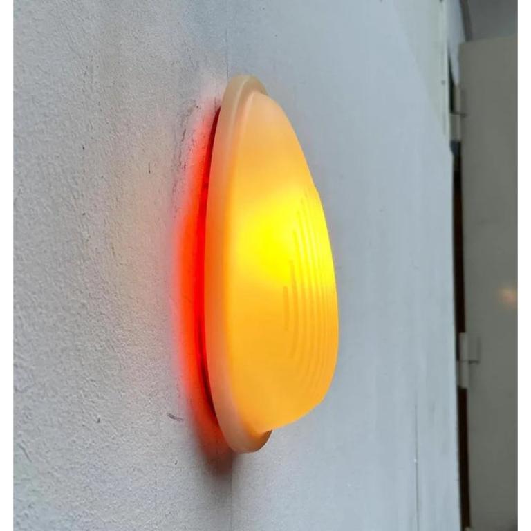 La lámpara de pared Markant, del fabricante italiano Arteluce/I, es un boceto de Marc Sadler de principios de los 90.

Una lámpara funcional y un objeto llamativo de especial materialidad. La parte delantera de un elastómero de silicona es elástica