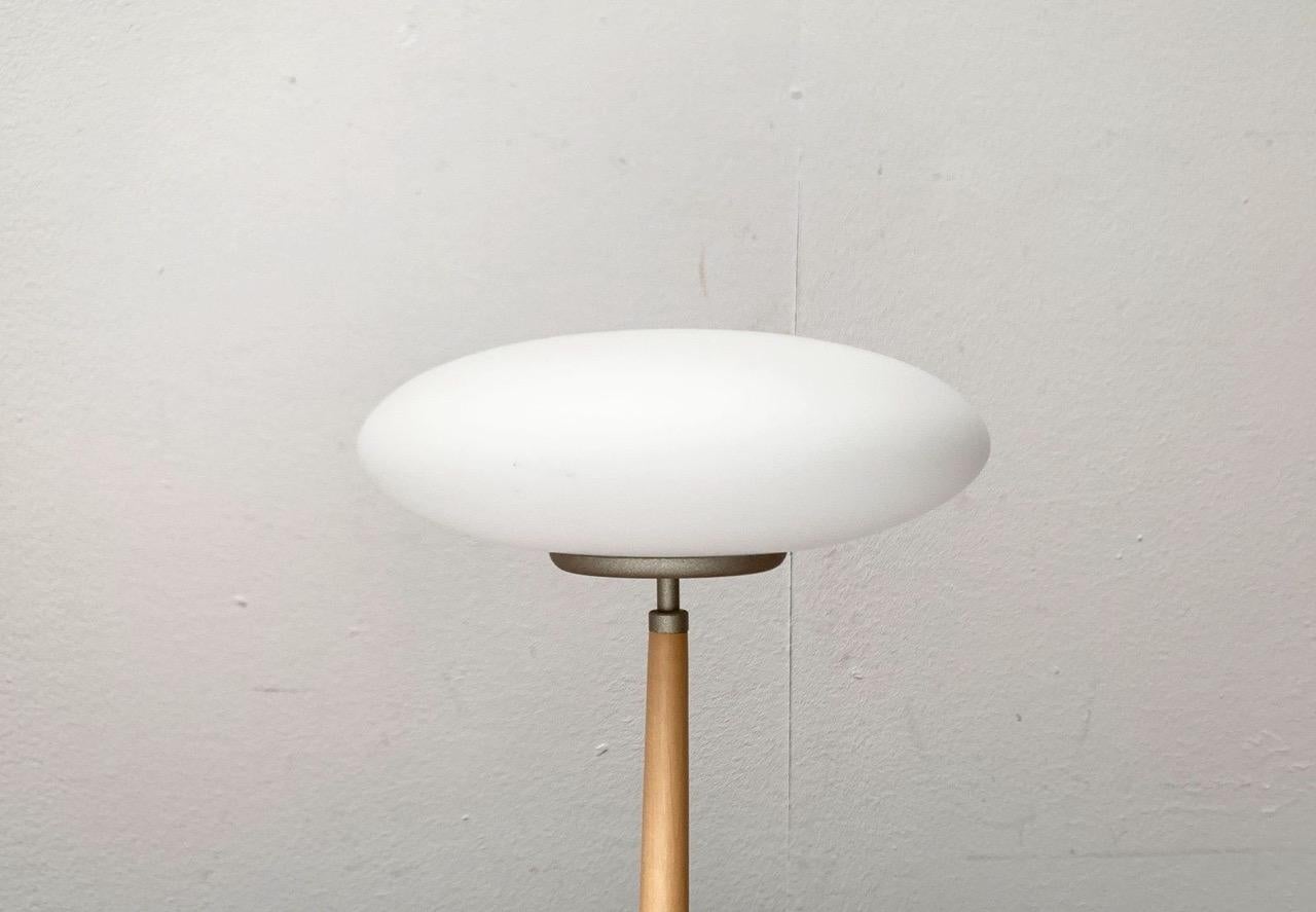 Verre de remplacement pour la petite lampe de table T1 de la série Pao de Matteo Thun pour Arteluce.

Un verre de remplacement très rare pour le Pao T1. Malheureusement, les lampes de table Pao sont un peu lourdes, ce qui entraîne souvent des