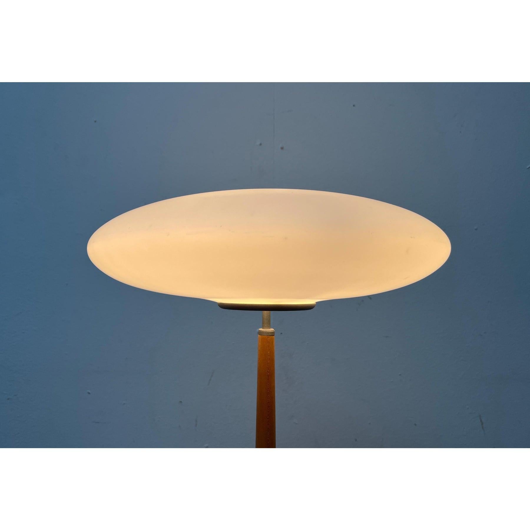 La versione grande della lampada da tavolo T2 della serie Pao di Matteo Thun. Qui in una rara versione con albero in legno di faggio chiaro.

Le luci Pao colpiscono per il loro caratteristico diffusore e la base in vetro smerigliato. Ciò che è