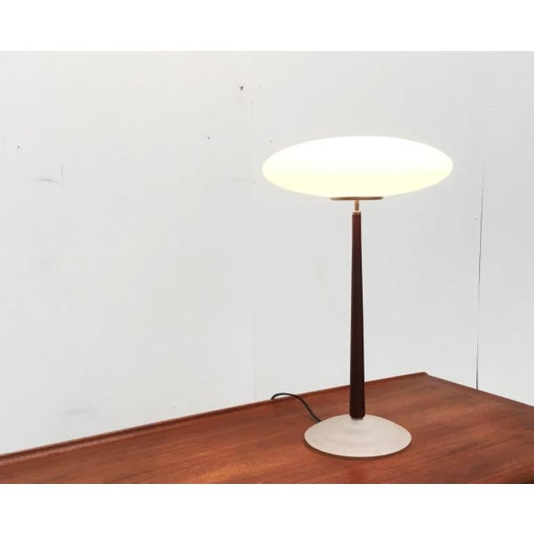 Italienische postmoderne italienische Tischlampe Modell Pao T2 von Matteo Thun für Arteluce, 1990er Jahre (Glas) im Angebot