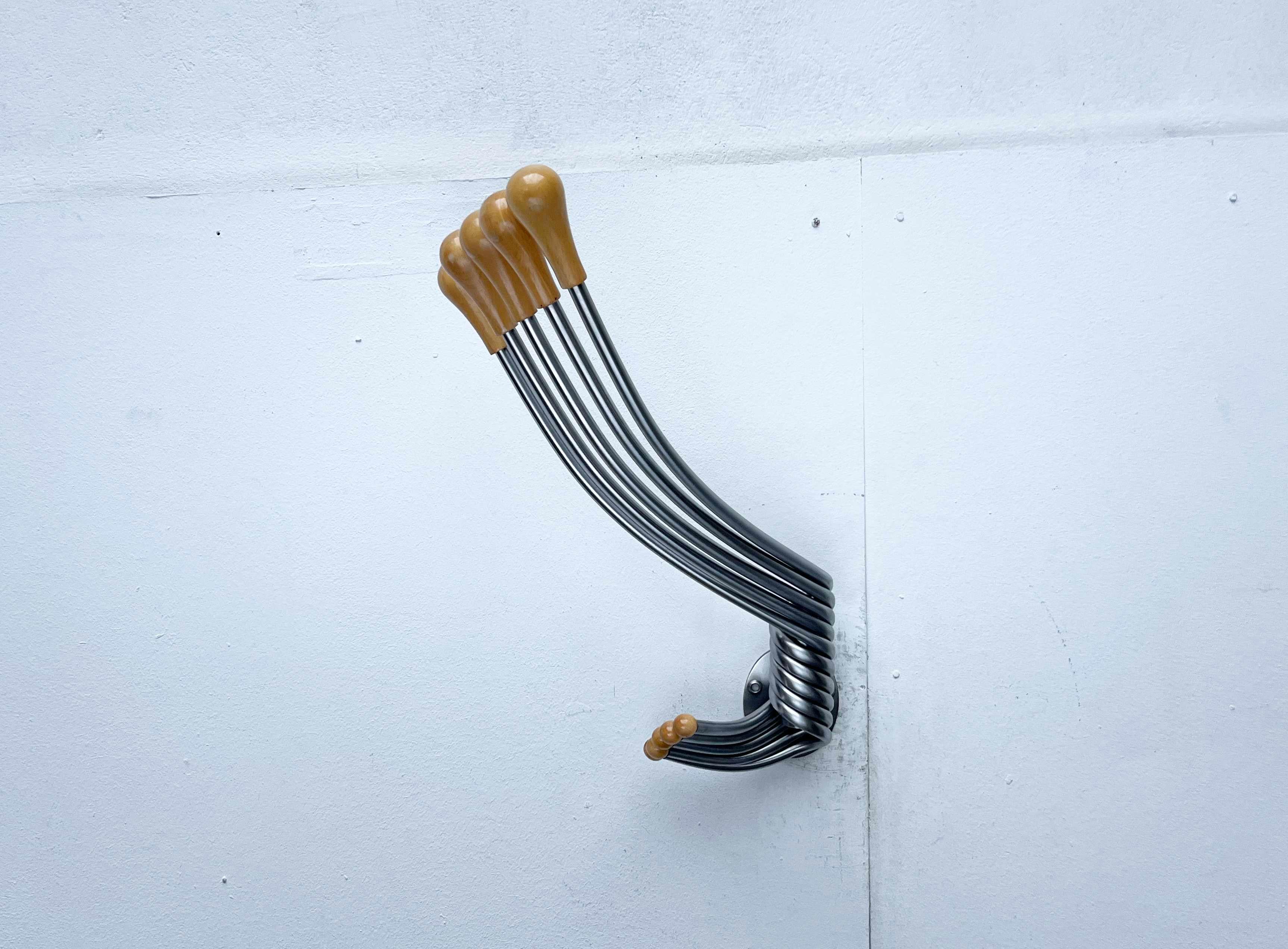 Armario pulpo del fabricante italiano zanotta. Aquí tienes una versión muy poco frecuente del pulpo como perchero de pared.

El perchero pulpo es un clásico del diseño italiano. El diseño parece realmente vivo. Al igual que un pulpo, este objeto
