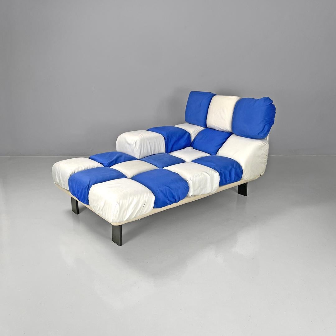 Italian postmodern padded blue and white cubes chaise longue by Arflex, 1990s In Good Condition For Sale In MIlano, IT