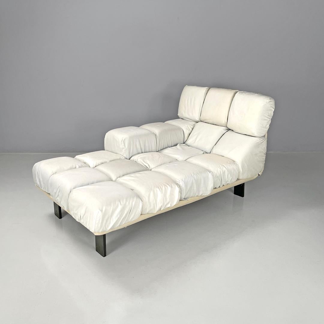 Late 20th Century Italian postmodern padded blue and white cubes chaise longue by Arflex, 1990s For Sale