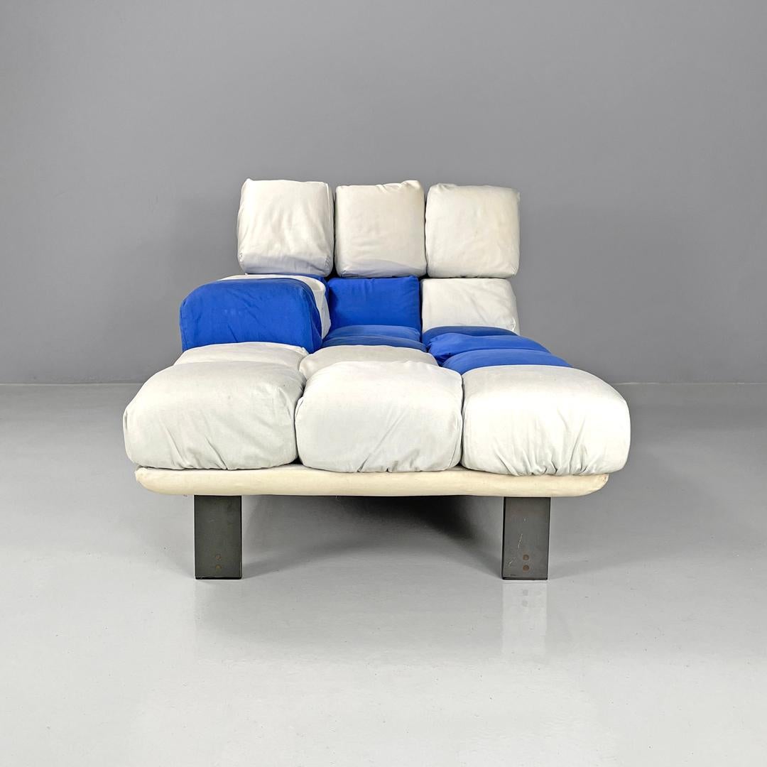 Italian postmodern padded blue and white cubes chaise longue by Arflex, 1990s For Sale 1
