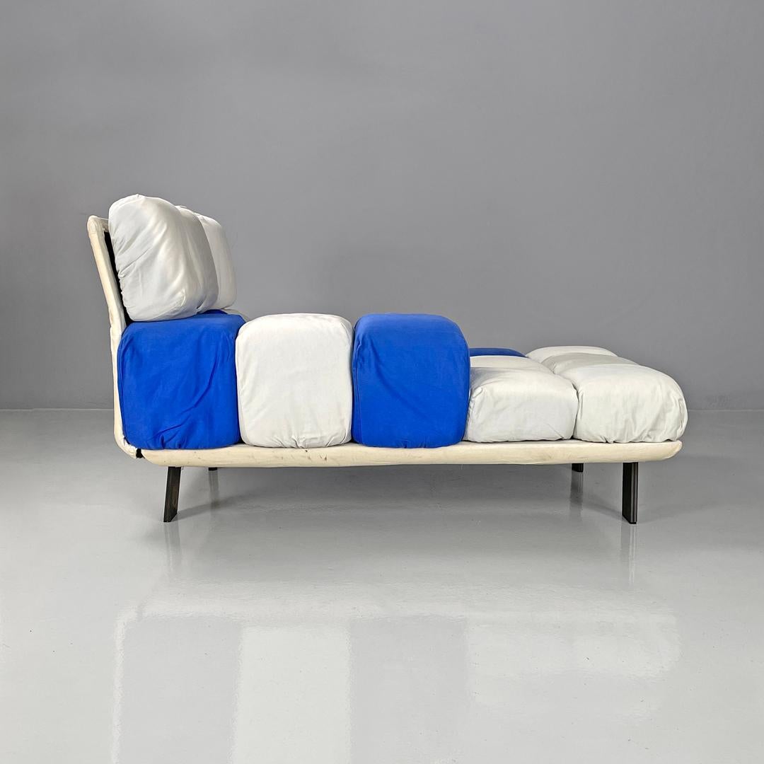 Italian postmodern padded blue and white cubes chaise longue by Arflex, 1990s For Sale 2