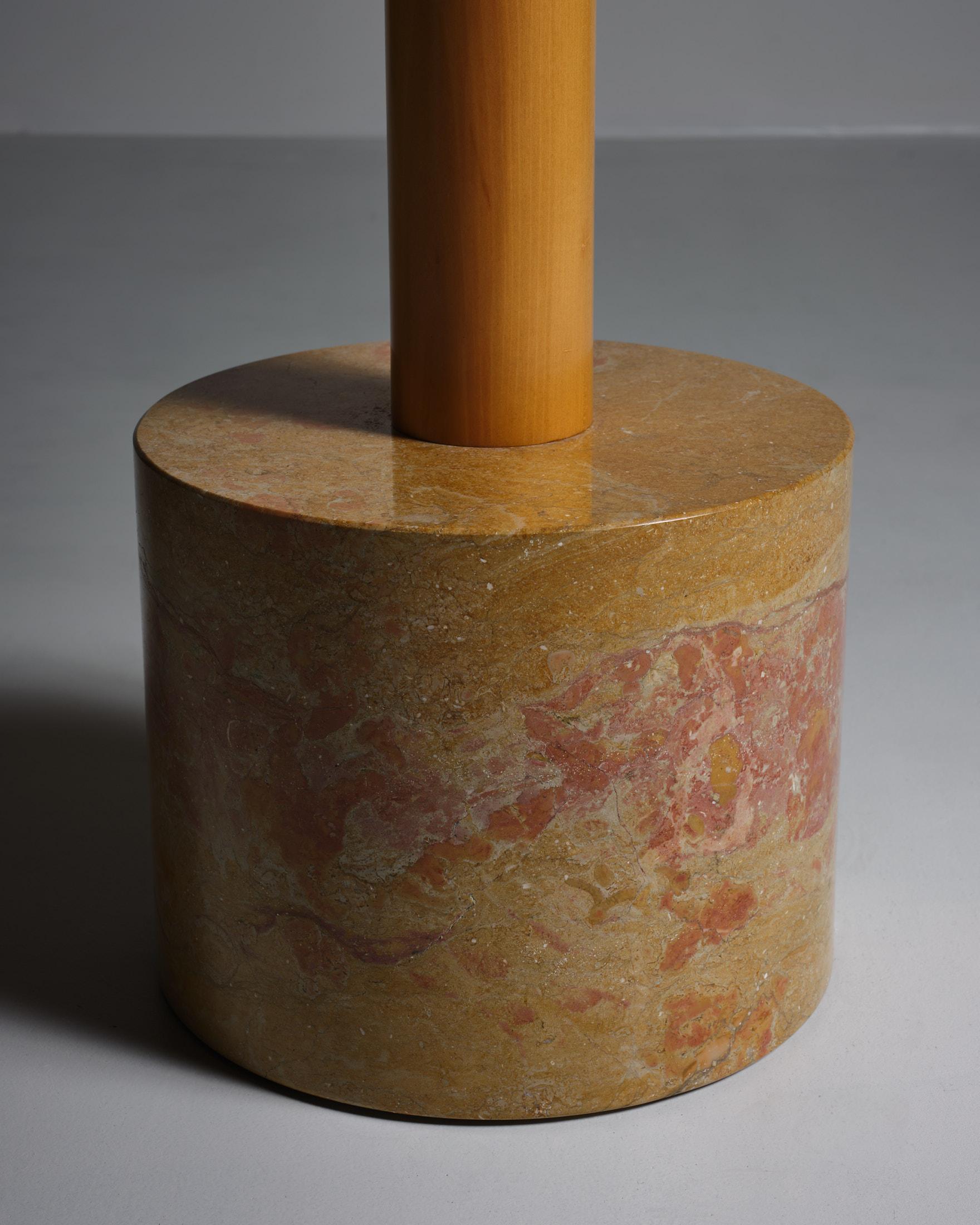 Marbre Table à piédestal postmoderne italienne en vente