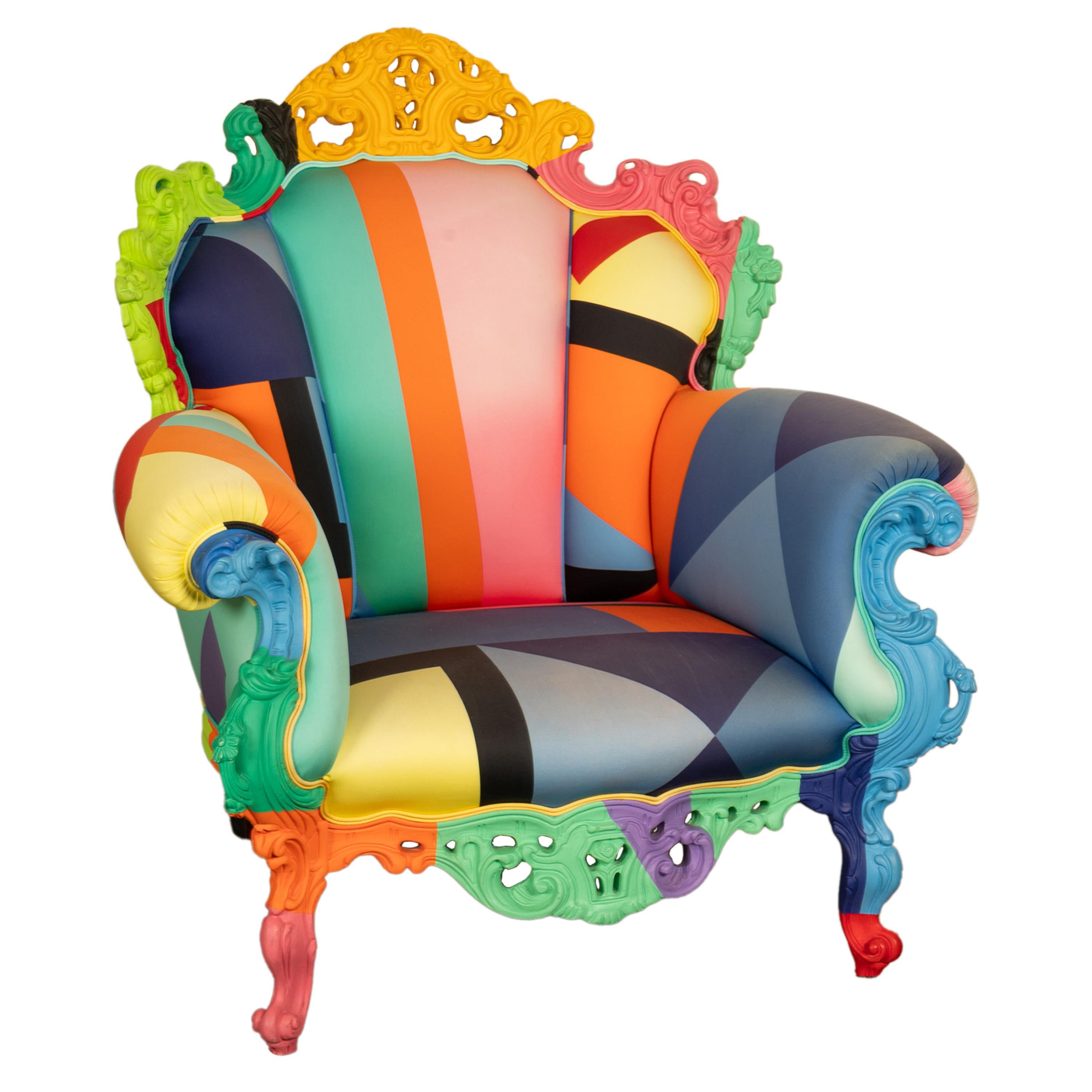 Ein ikonischer Stuhl, entworfen vom italienischen postmodernen Designer Alessandro Mendini (1931-2019).
Dieses wunderbare postmoderne Kunstwerk in Form eines Stuhls ist in ausgezeichnetem Zustand und bereit, in Ihrem Raum ausgestellt zu