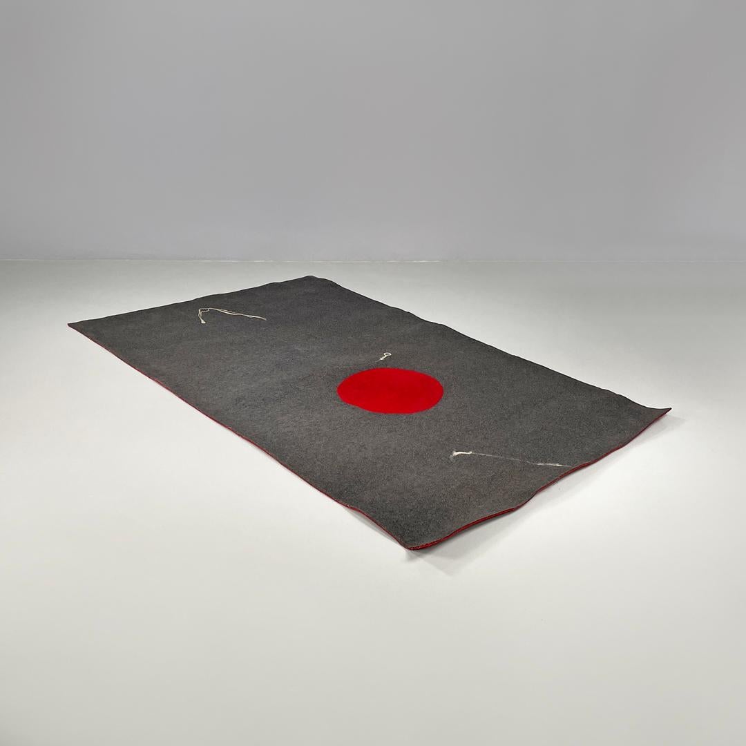 Tappeto italiano postmoderno rettangolare in feltro grigio cerchio rosso Riccardo Fattori, anni 2000
Tappeto rettangolare in feltro. La parte superiore è grigio scuro melange, con un cerchio rosso nella parte centrale e decorazioni organiche
