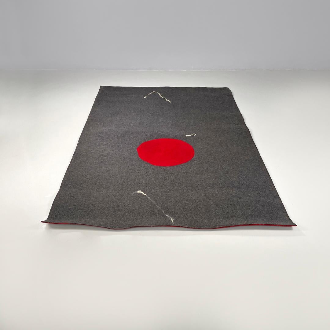 Postmoderno Tappeto italiano postmoderno rettangolare in feltro grigio cerchio rosso Riccardo Fattori, anni 2000 in vendita