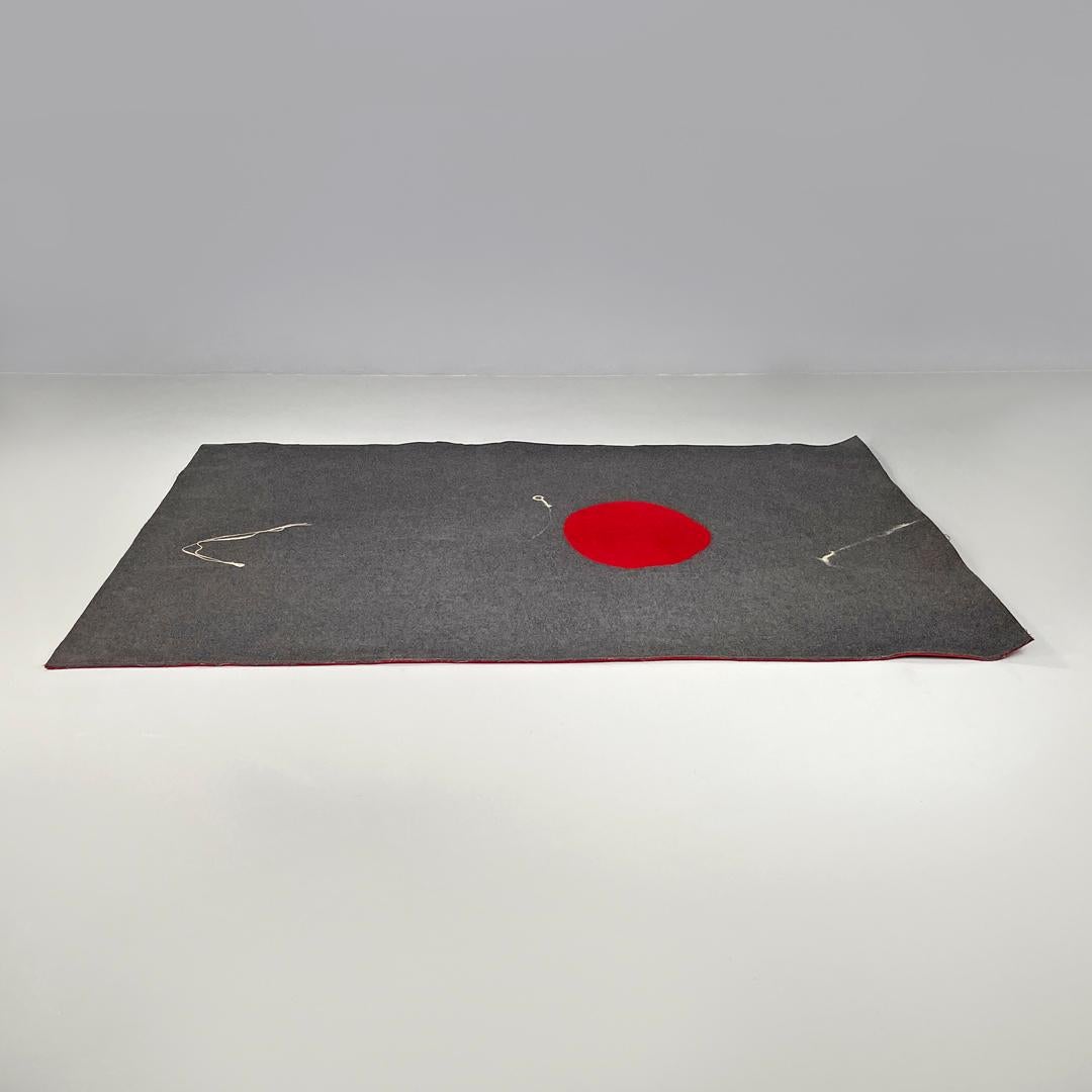 Italiano Tappeto italiano postmoderno rettangolare in feltro grigio cerchio rosso Riccardo Fattori, anni 2000 in vendita