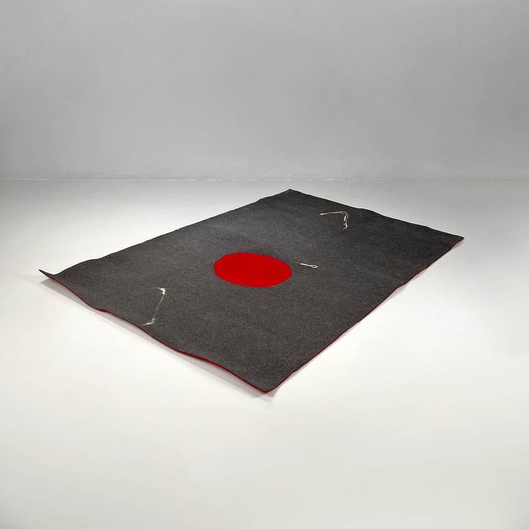 Tappeto italiano postmoderno rettangolare in feltro grigio cerchio rosso Riccardo Fattori, anni 2000 In condizioni buone in vendita a MIlano, IT