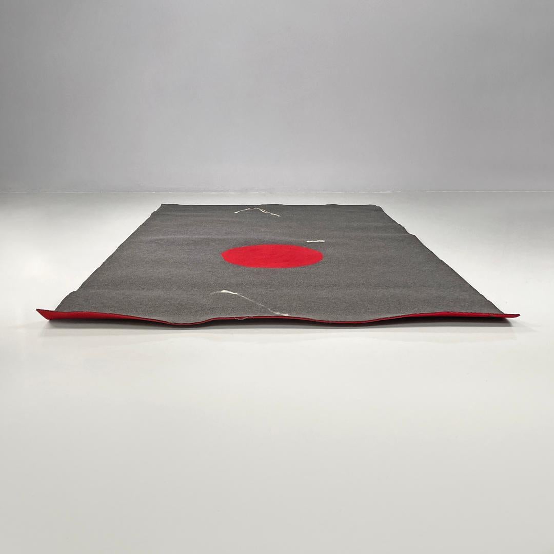 XXI secolo e contemporaneo Tappeto italiano postmoderno rettangolare in feltro grigio cerchio rosso Riccardo Fattori, anni 2000 in vendita