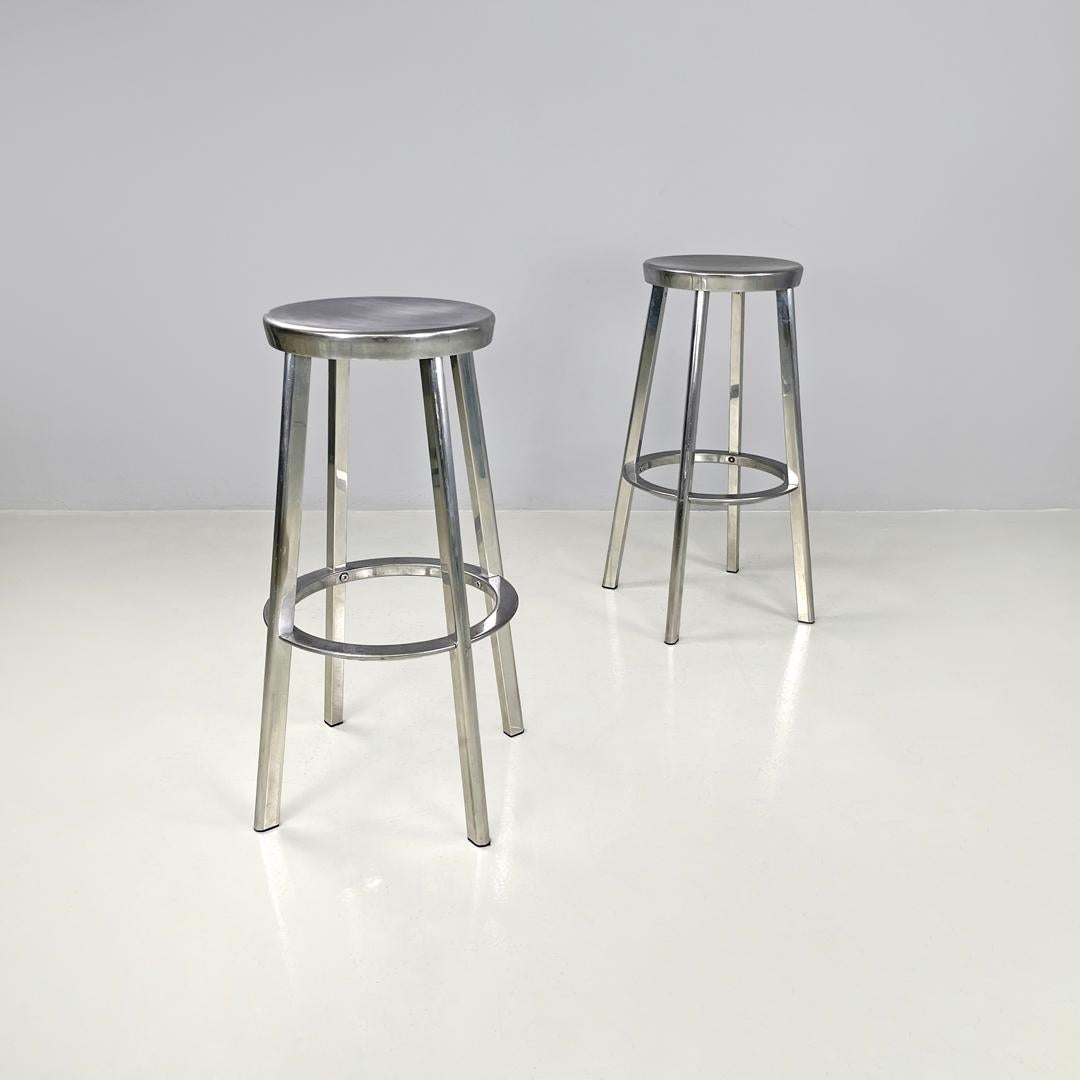 Italian postmodern round aluminum stools by Naoto Fukasawa for Magis, 2000s
Pair of stools mod. Déjà-vu aluminium rounds. The four legs with a rectangular section extend outwards, with a black plastic foot resting on the ground. With round
