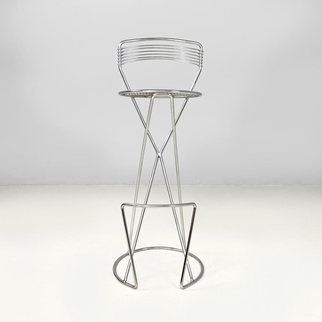 Italienischer postmoderner Hocker mit verchromtem Metallgestell und Fußstütze, 2000er Jahre
Hocker mit rundem Fuß. Die Struktur besteht aus verchromten Metallstäben, der Sitz aus einem Stab, der sich spiralförmig entwickelt. Die vier Beine kreuzen