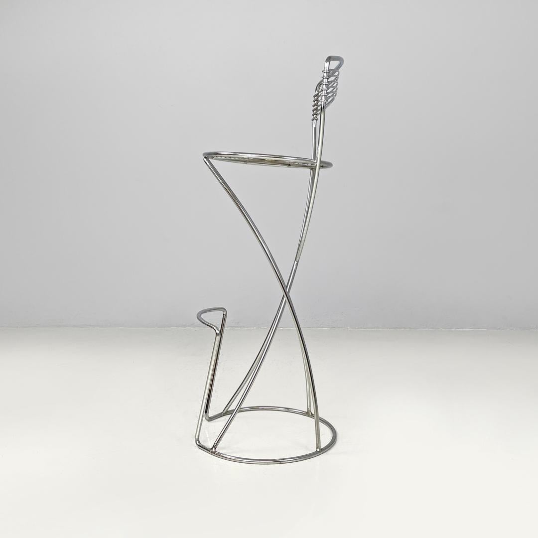 Italienischer postmoderner Hocker mit verchromtem Metallgestell und Fußstütze, 2000er Jahre im Zustand „Gut“ im Angebot in MIlano, IT