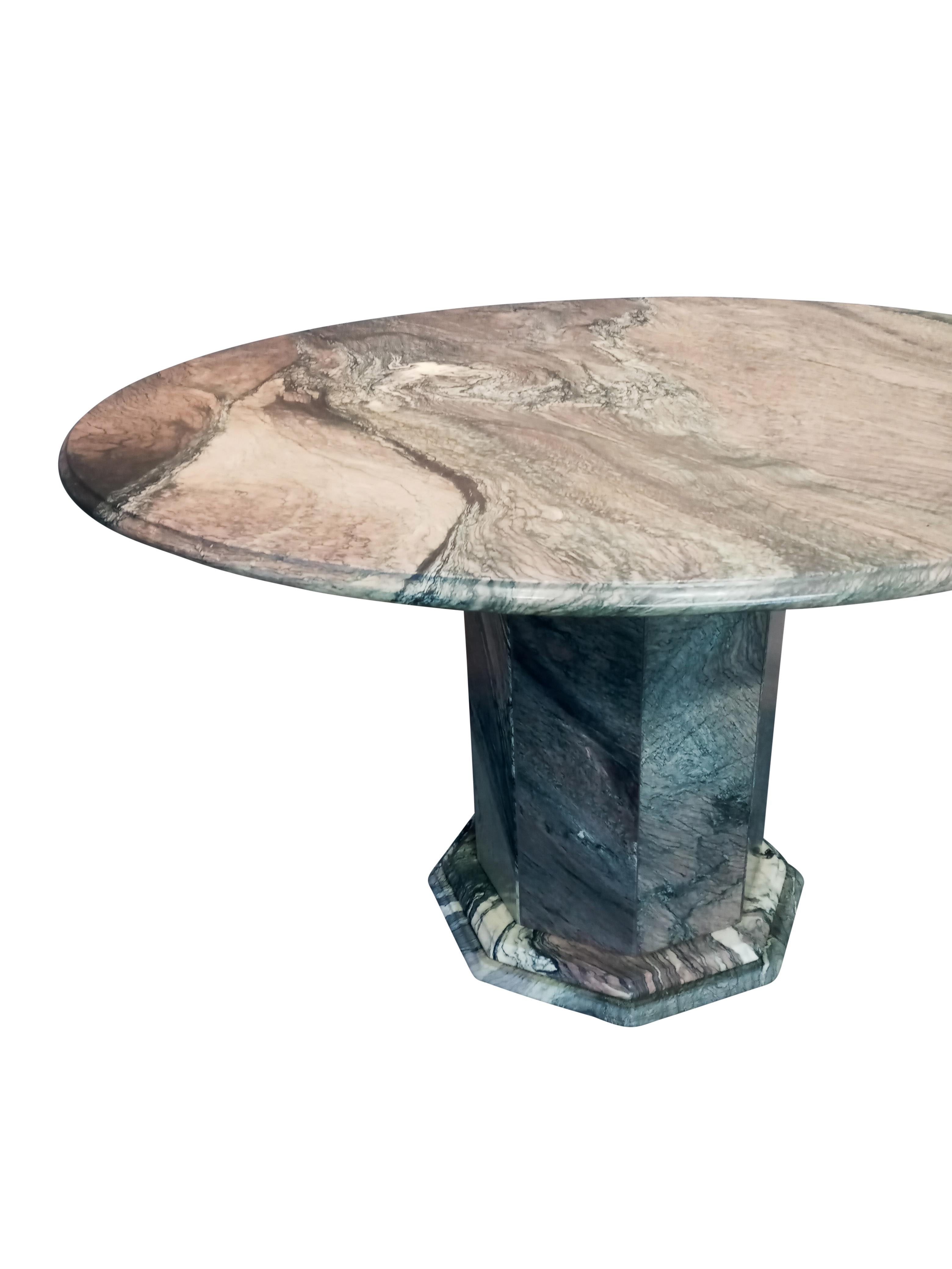Attractive vintage Cipollino Ondulato marble dining table, designed and manufactured in Italy. This table has a strong design with rich veining accentuating the highest quality of marble. Features a generous round top where you can appreciate the