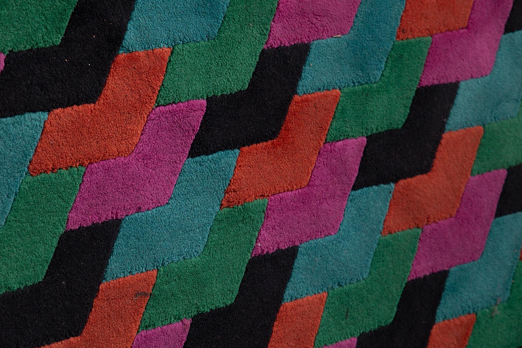 Explore the iconic aesthetic of the 1980s with this postmodern Italian rug by Missoni, an authentic expression of the boldest and most creative interior design of the 20th century. Made of high-quality wool, this rug is distinguished by its