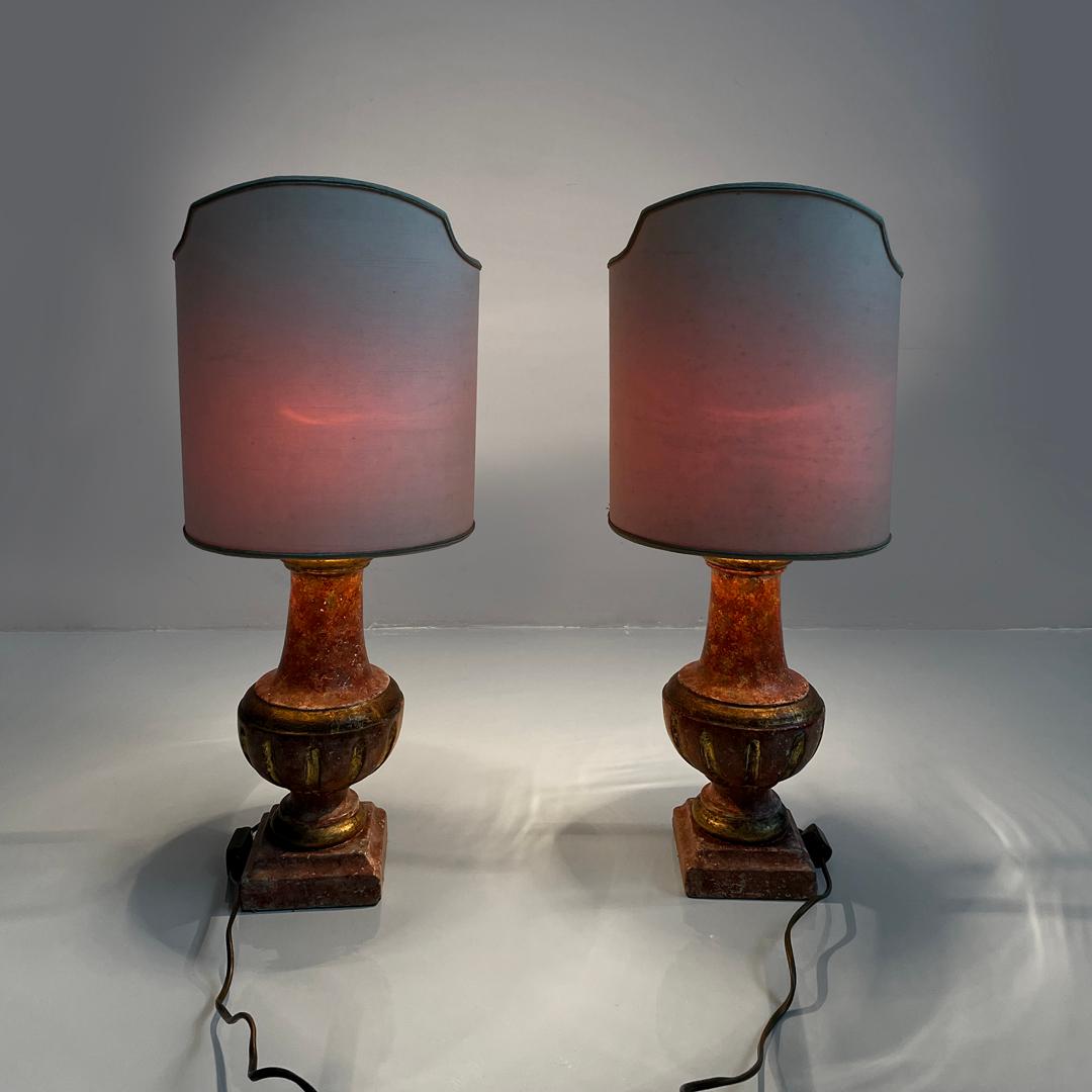 Lampes de table postmodernes italiennes en bois rouge et doré avec abat-jour en tissu, années 1980
Paire de lampes de table à base carrée. Les abat-jour sont semi-circulaires en tissu blanc avec des garnitures brunes. Les tiges sont tournées et