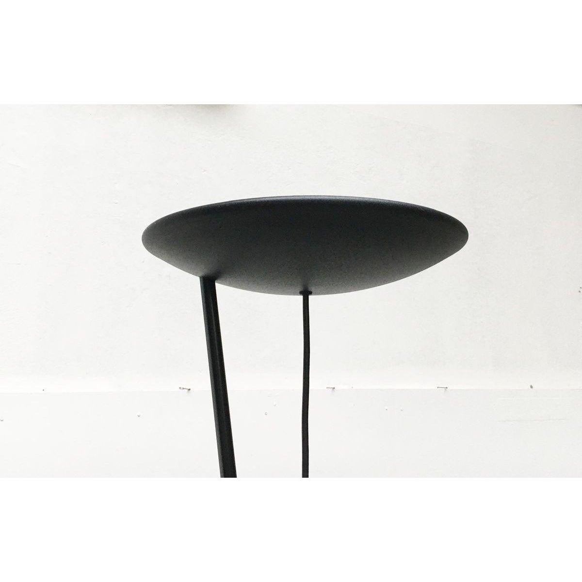 Elegante lampada da terra nel linguaggio del design postmoderno del produttore italiano paf studion su disegno di barbaglia e colombo.

un design delicato con dettagli finemente realizzati. All'estremità superiore di un lungo albero si trova una