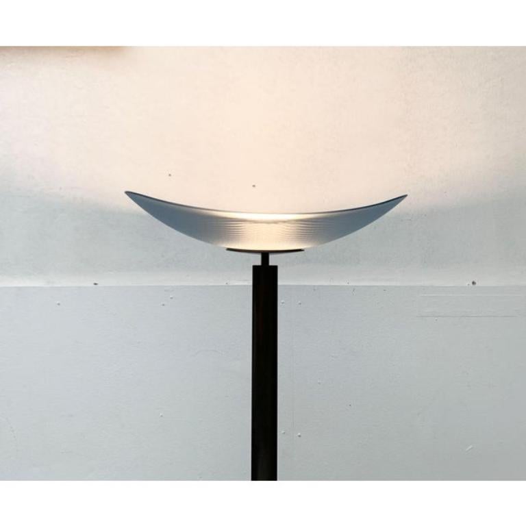 Imposante lampe sur pied du fabricant italien Artemide d'après une ébauche d'Ernesto Gismondi datant de la fin des années 1980.

Un design postmoderne aux proportions particulières. Ce lampadaire est à la fois une source de lumière fonctionnelle et