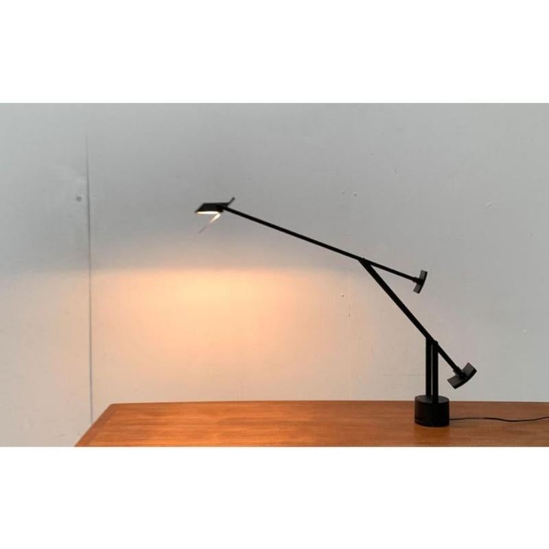 Der Designklassiker des italienischen Herstellers Artemide nach einem Entwurf von Richard Sapper aus den 1970er Jahren.

Das Tizio überzeugt durch seine klare Formensprache. Ein minimalistisches Design aus Metall und Kunststoff, ganz in Schwarz