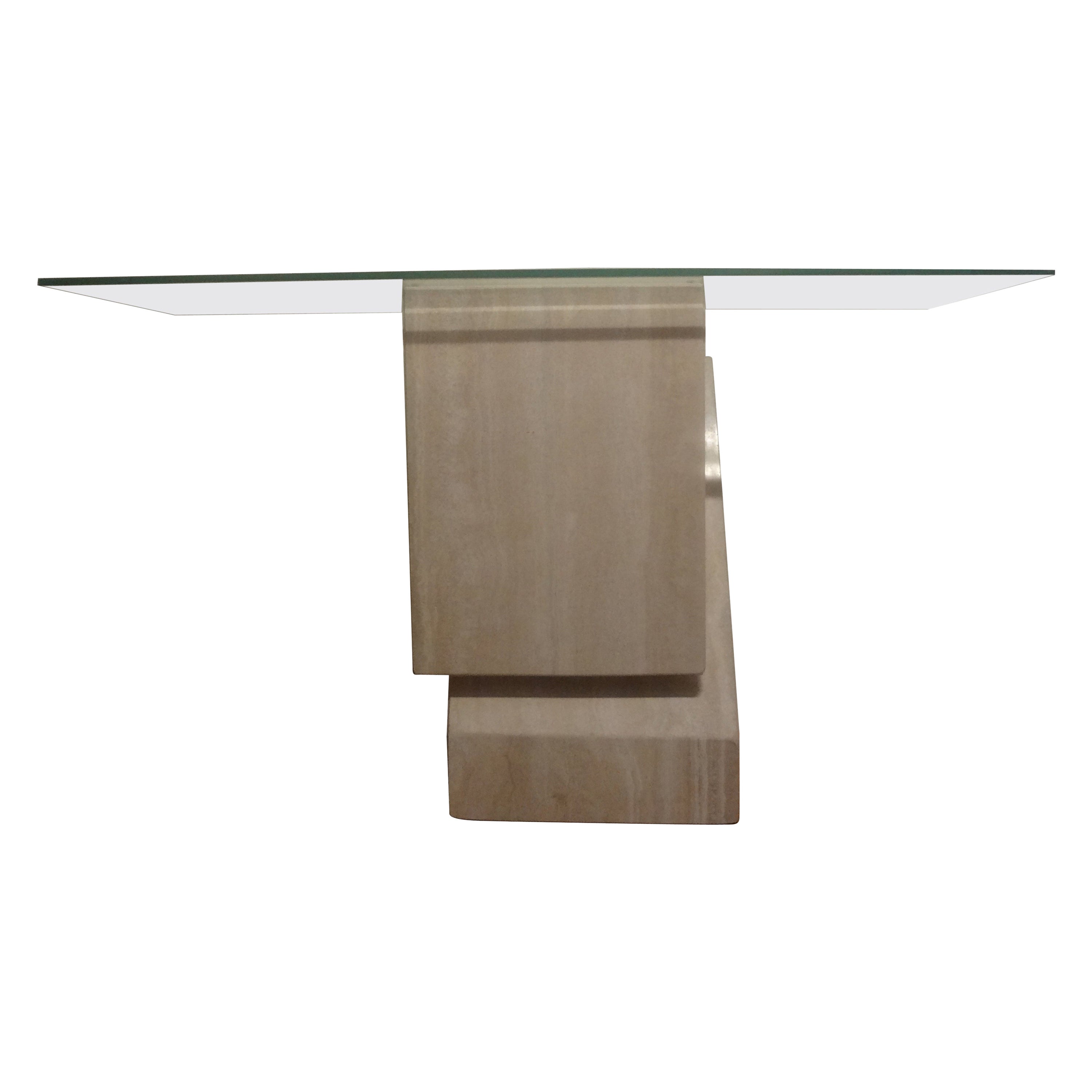 Console italienne moderniste en travertin attribuée à Angelo Mangiarotti.
Cette étonnante table console italienne postmoderne en travertin adouci est magnifiquement conçue avec un plateau en verre biseauté. Cette table polyvalente qui peut être