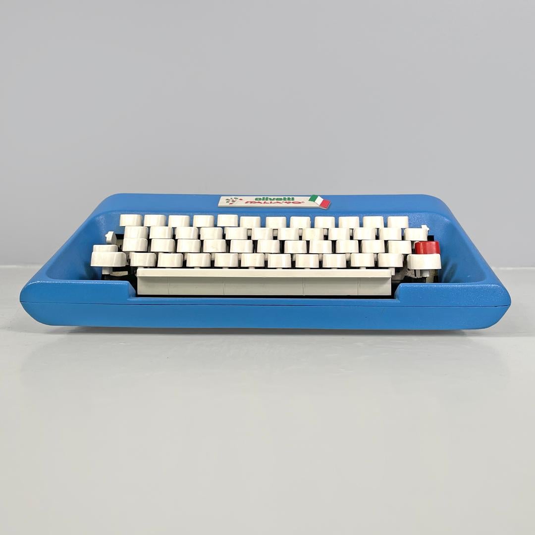 Macchina da scrivere italiana postmoderna Lettera 35 Italia '90 Mario Bellini Olivetti, 1990
Macchina da scrivere mod. Lettera 35 Italia '90 in plastica blu. La tastiera è composta da tasti in plastica bianca con lettere nere e un tasto rosso.