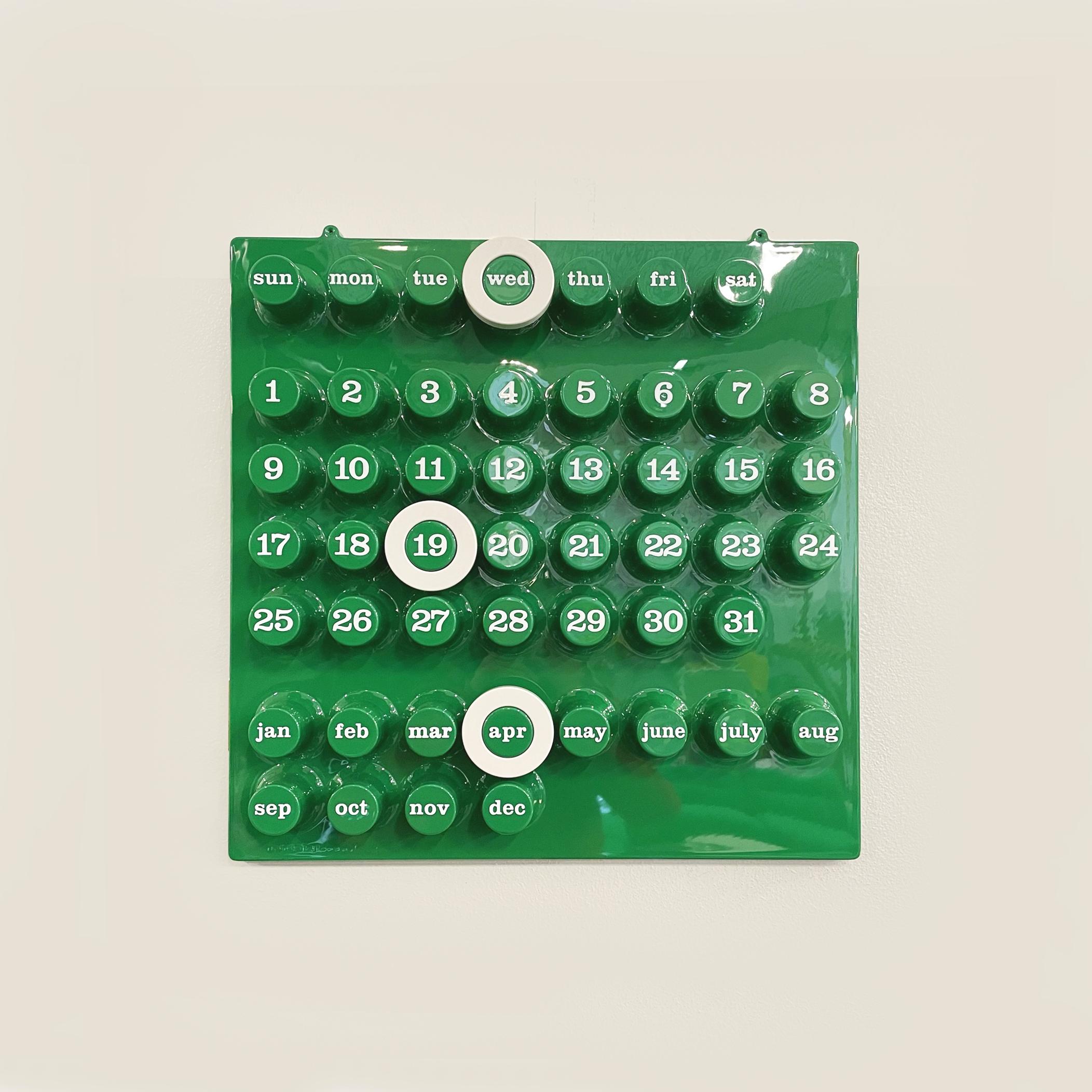 Italian postmodern Wall perpetual calendar by Giorgio Della Beffa for Ring A Date, 2000-2010s
Iconic and elegant wall perpetual calendar in green plastic. The calendar has several protruding cylinders: these correspond to the days of the week in