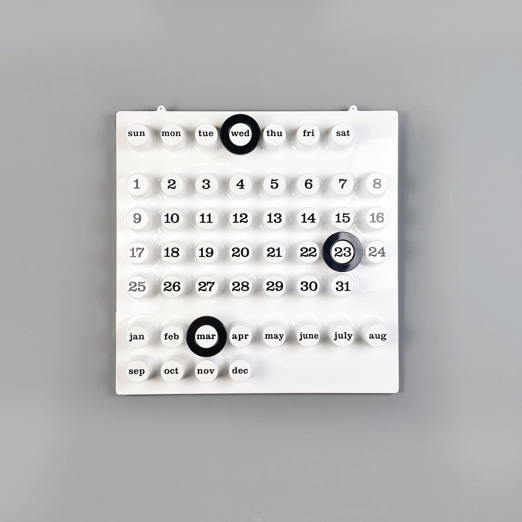 Italian postmodern Wall perpetual calendar by Giorgio Della Beffa for Ring A Date, 2000-2010s
Iconic and elegant wall perpetual calendar in white plastic. The calendar has several protruding cylinders: these correspond to the days of the week in