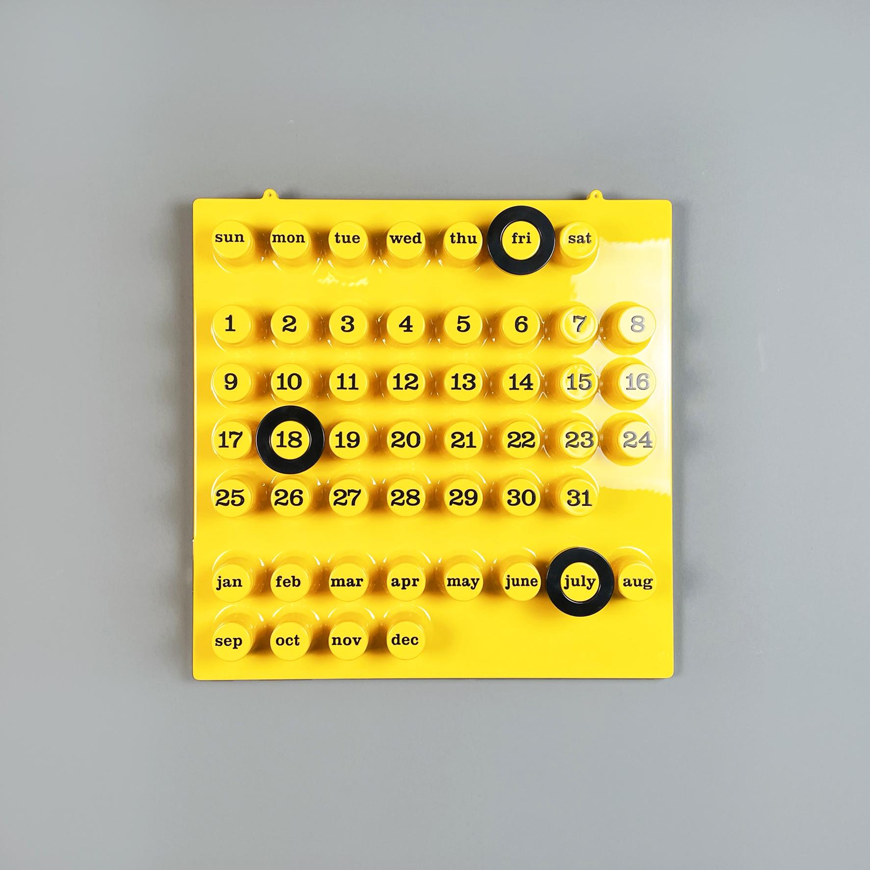 Italian postmodern Wall perpetual calendar by Giorgio Della Beffa for Ring A Date, 2000-2010s
Iconic and elegant wall perpetual calendar in yellow plastic. The calendar has several protruding cylinders: these correspond to the days of the week in