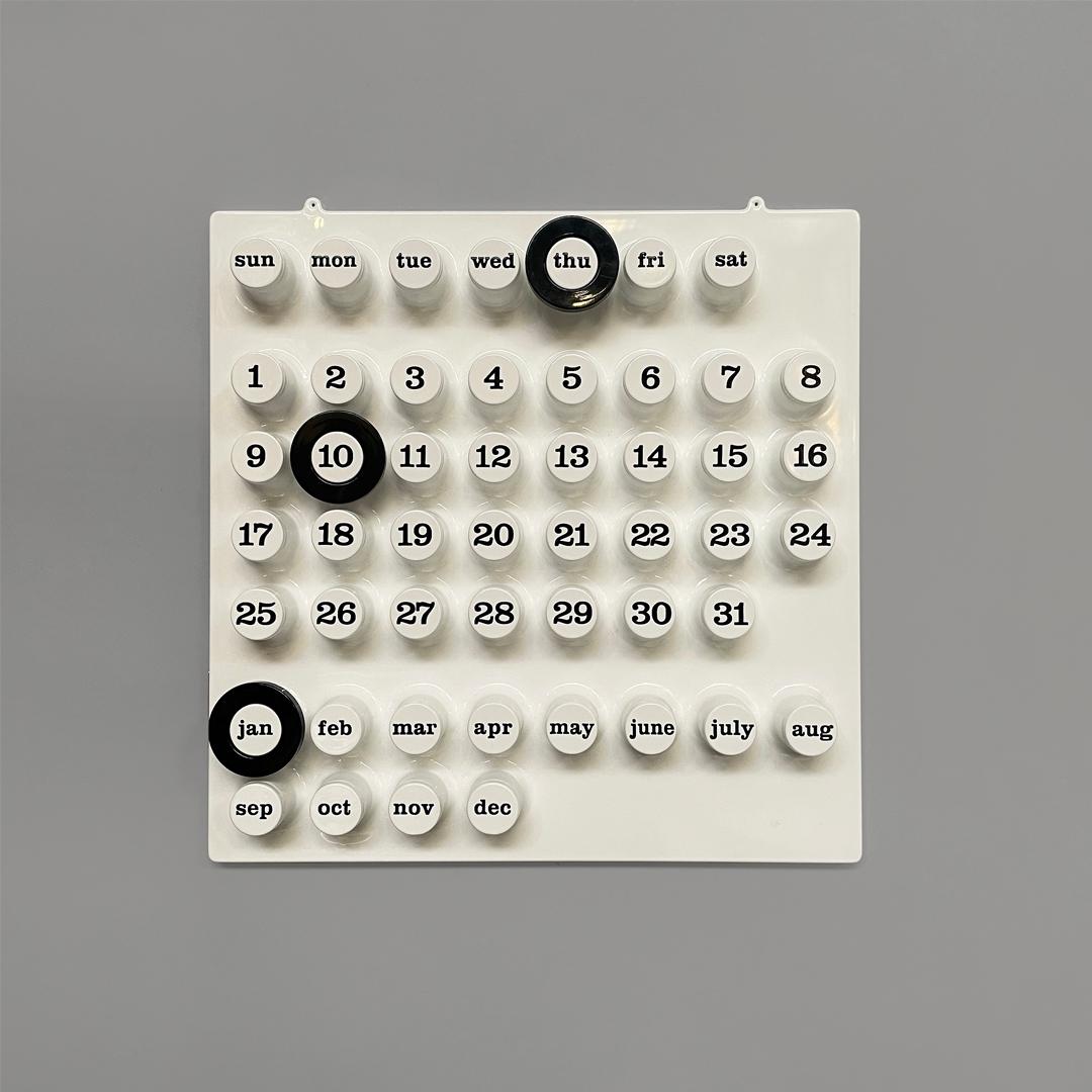 Italienischer postmoderner ewiger Wandkalender von Giorgio Della Beffa für Ring A Date, 2000-2010s
Elegischer und eleganter ewiger Wandkalender aus weißem Kunststoff. Der Kalender hat mehrere hervorstehende Zylinder: diese entsprechen im oberen