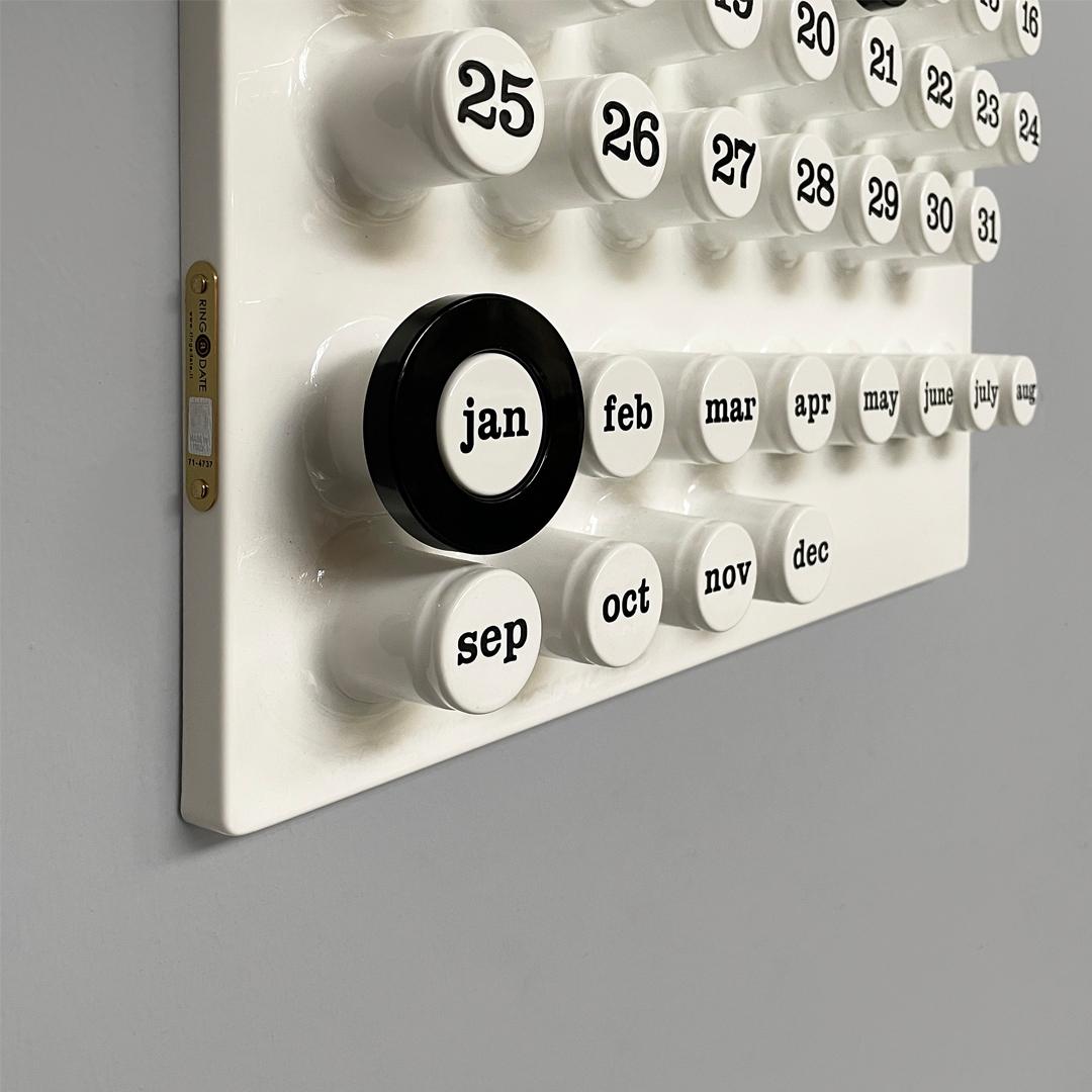 Italienischer postmoderner Wandkalender „Perpetual Calendar“ von Della Beffa für Ring a Date, 2000er Jahre im Zustand „Hervorragend“ im Angebot in MIlano, IT
