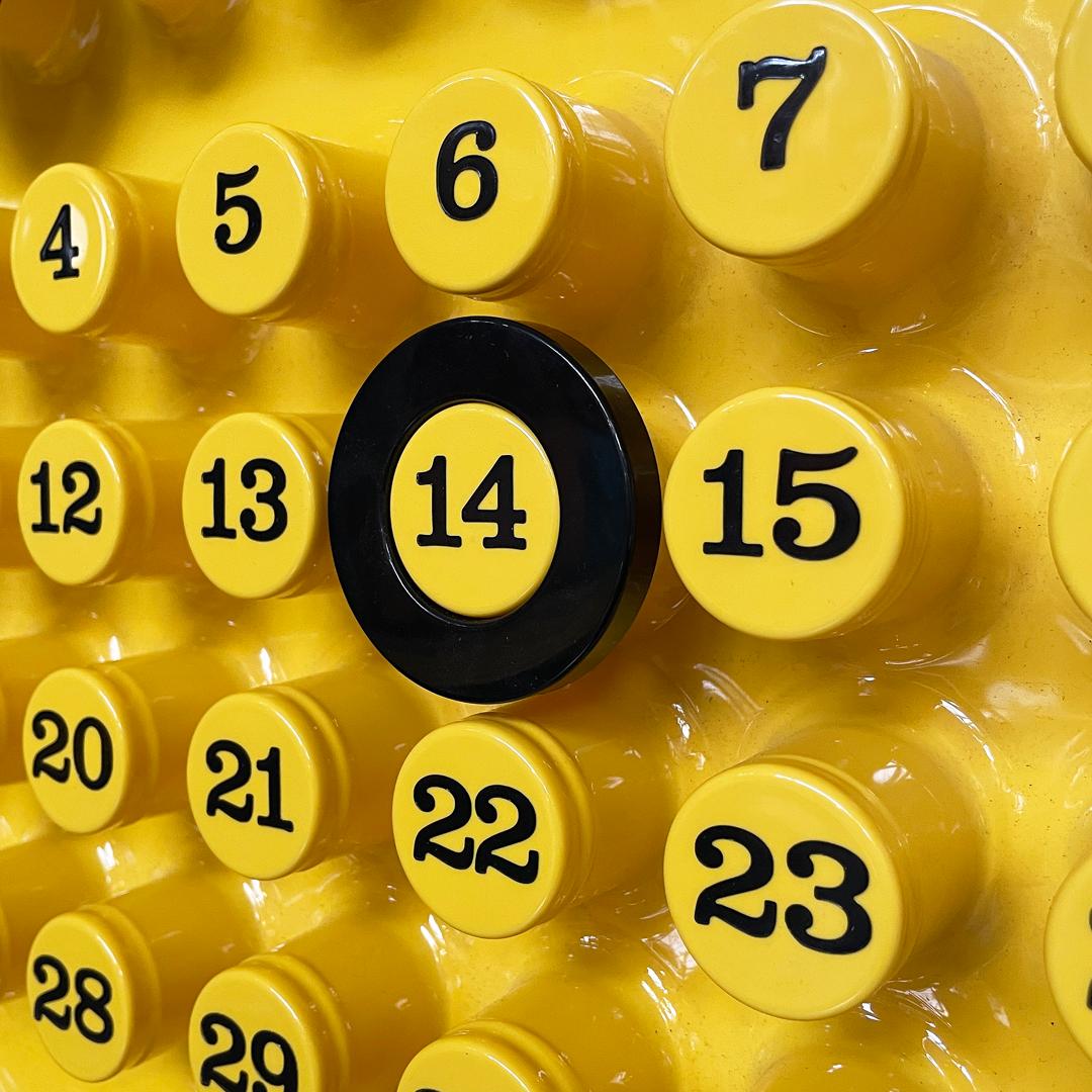 Italienischer postmoderner Wandkalender „Perpetual Calendar“ von Della Beffa für Ring a Date, 2000er Jahre im Angebot 3