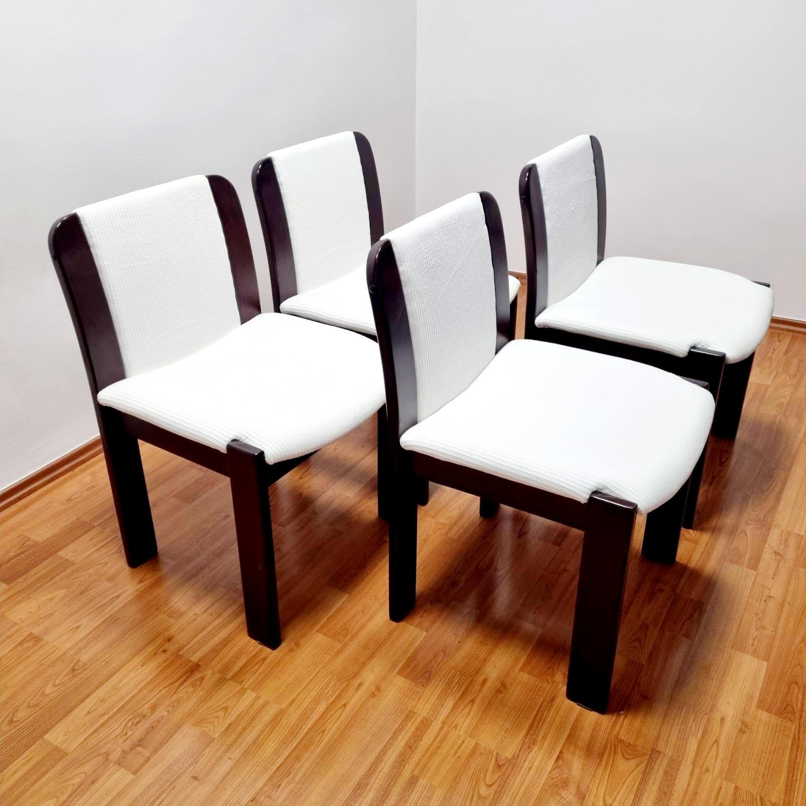 Ensemble de 4 chaises de salle à manger italiennes postmodernes des années 80.
En excellent état. La sellerie a été changée récemment.