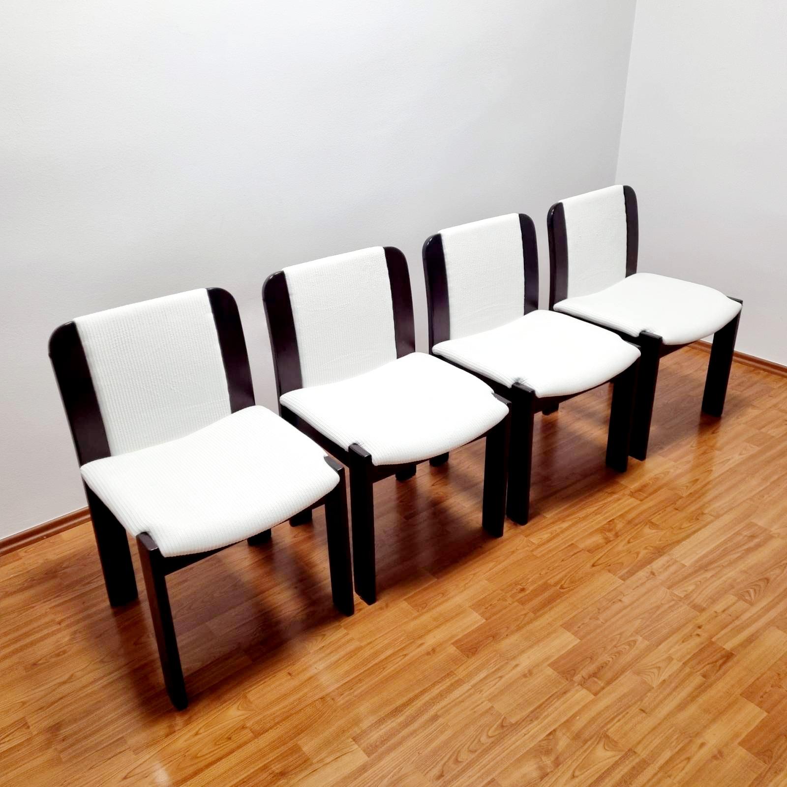 Postmoderne Chaises de salle à manger italiennes postmodernes en bois et velours, Italie, années 80, lot de 4 en vente