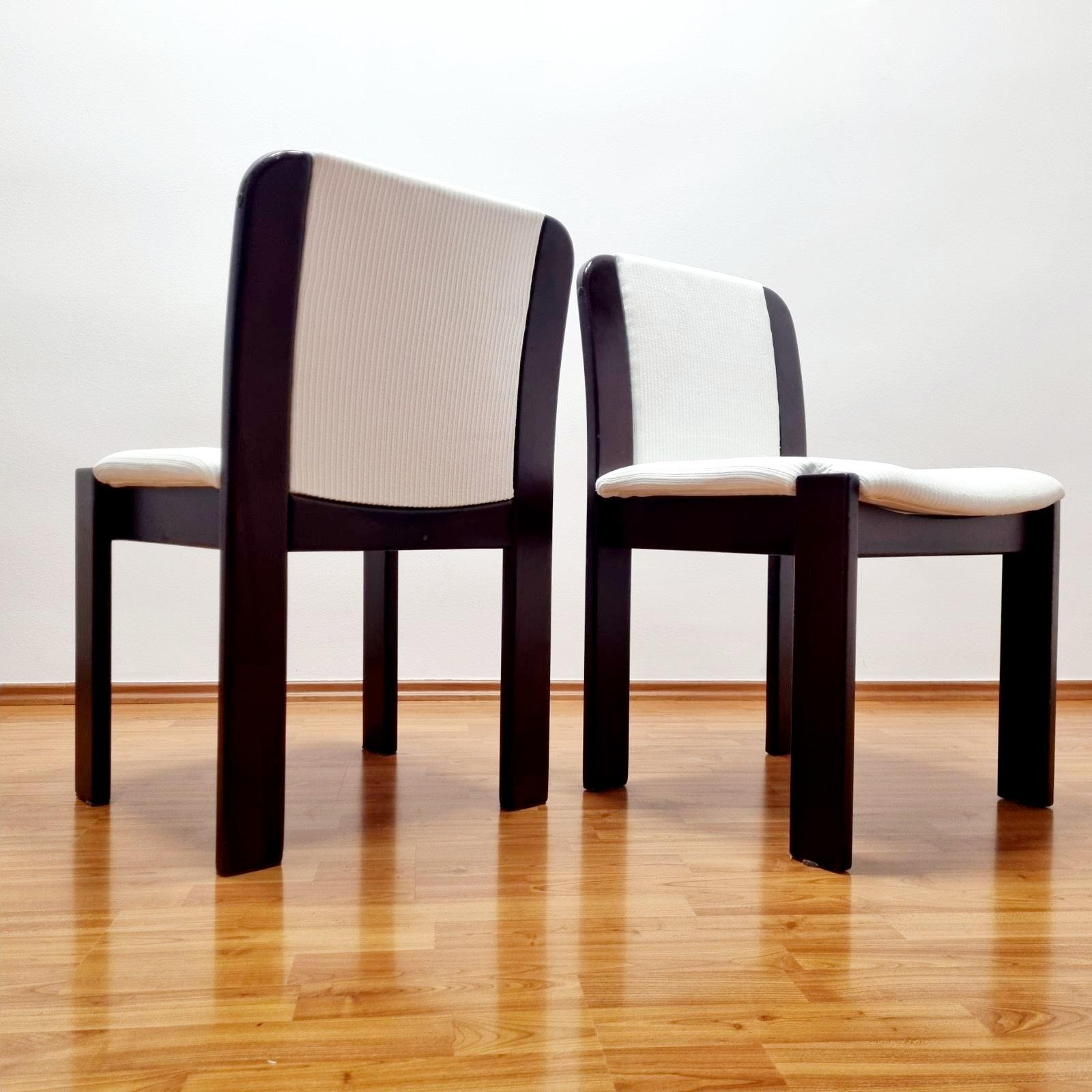 Fin du 20e siècle Chaises de salle à manger italiennes postmodernes en bois et velours, Italie, années 80, lot de 4 en vente