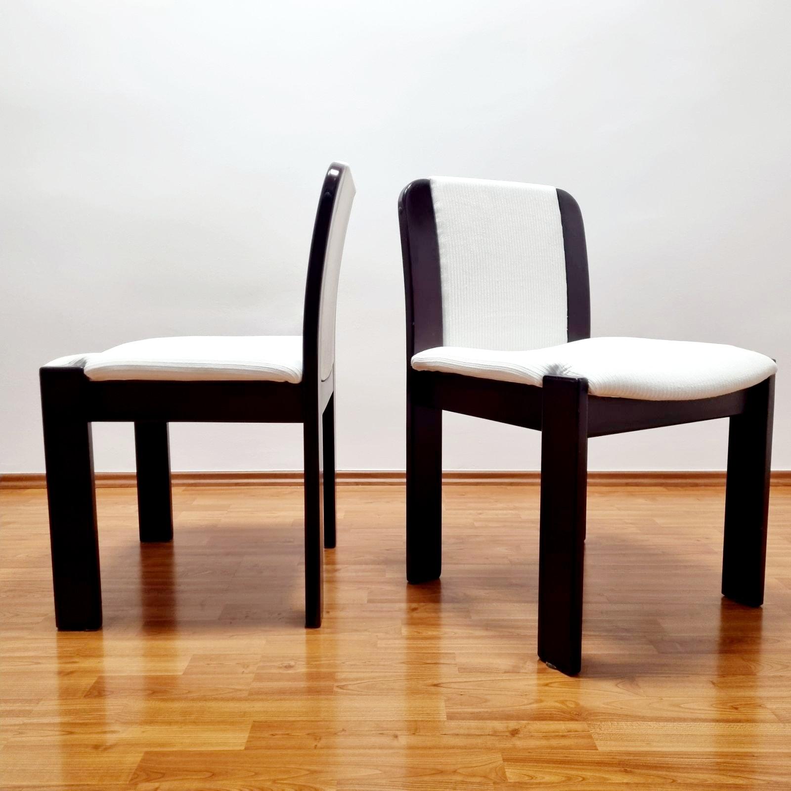 Velours Chaises de salle à manger italiennes postmodernes en bois et velours, Italie, années 80, lot de 4 en vente