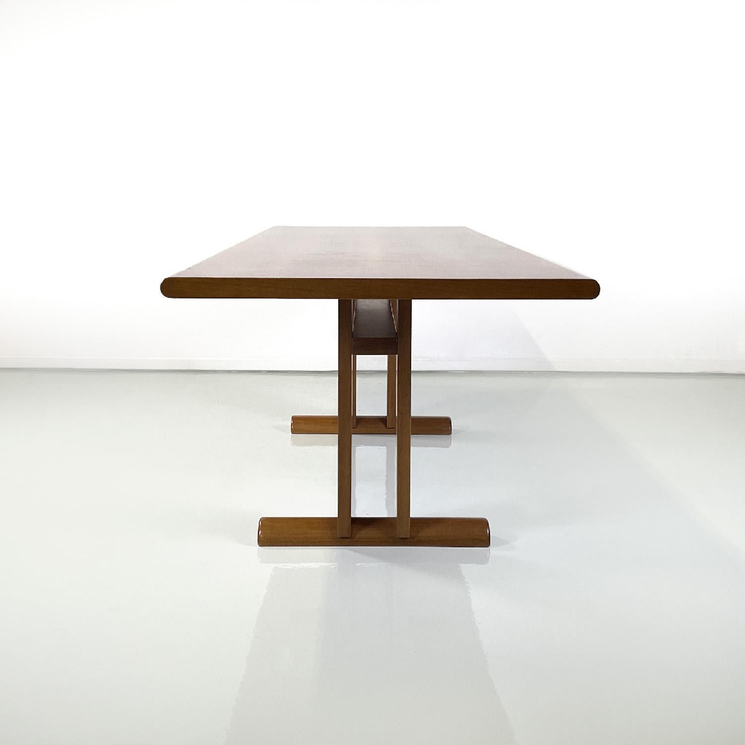 Postmoderne Table de salle à manger italienne postmoderne en bois avec pieds semi-circulaires, 1980 en vente