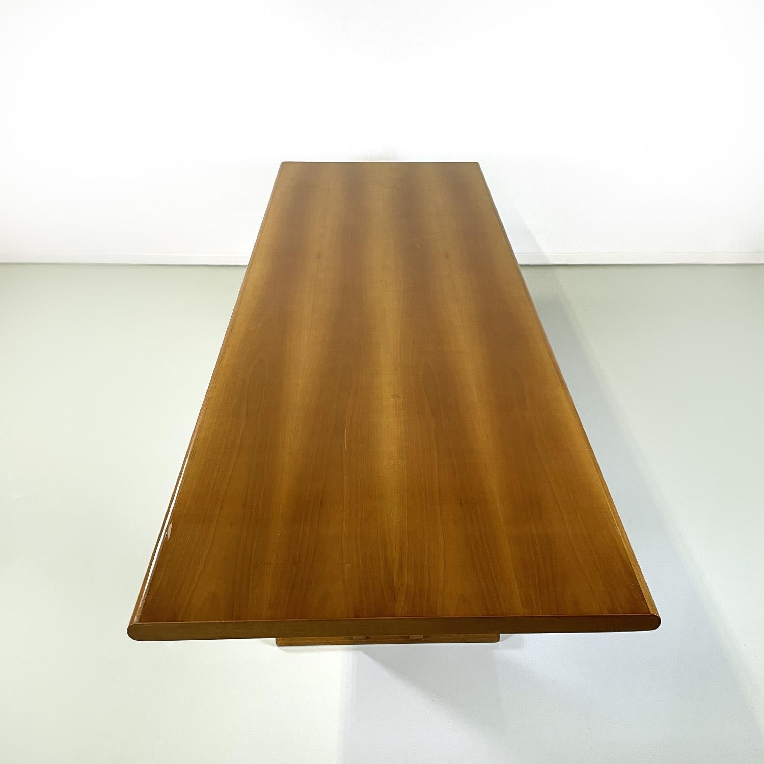 Table de salle à manger italienne postmoderne en bois avec pieds semi-circulaires, 1980 Bon état - En vente à MIlano, IT