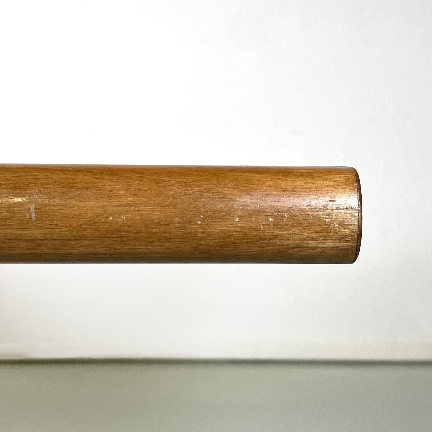 Bois Table de salle à manger italienne postmoderne en bois avec pieds semi-circulaires, 1980 en vente